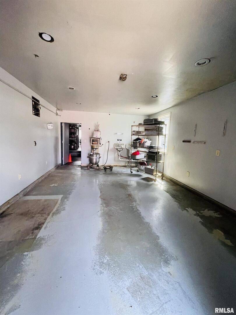 208 MAIN AVE, Clinton, IA 52732