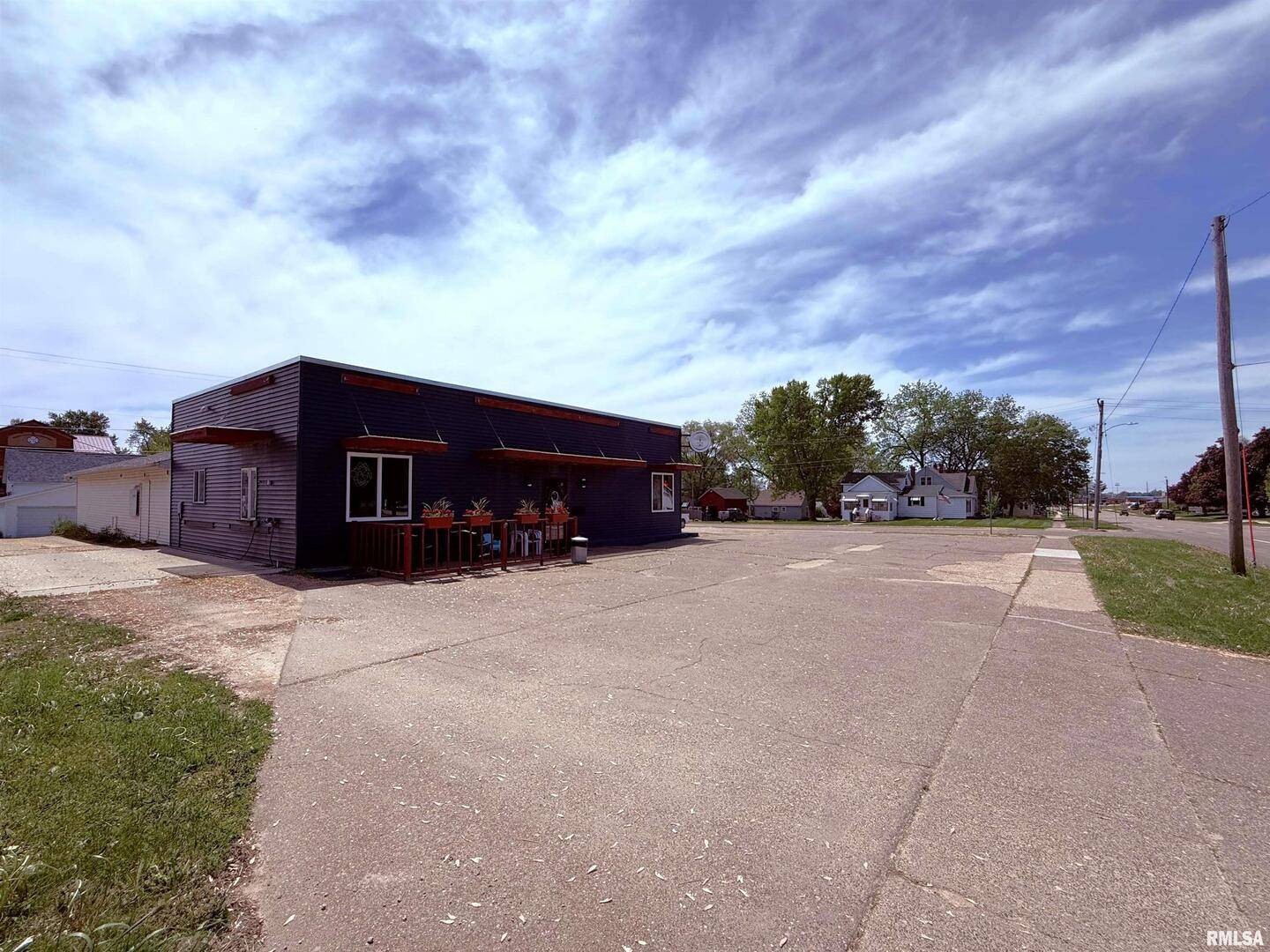 719 11TH ST, De Witt, IA 52742
