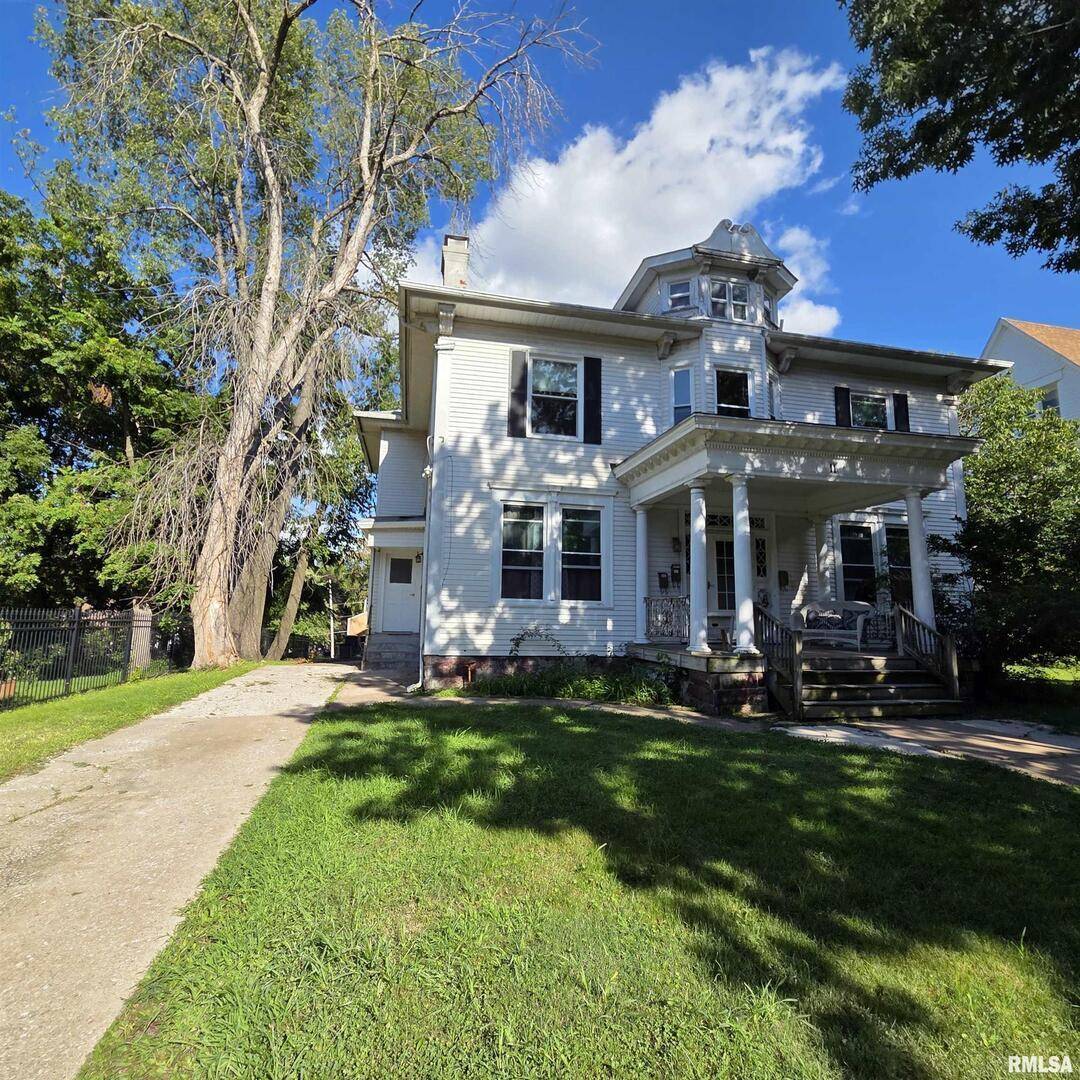 11 OAK LN, Davenport, IA 52803