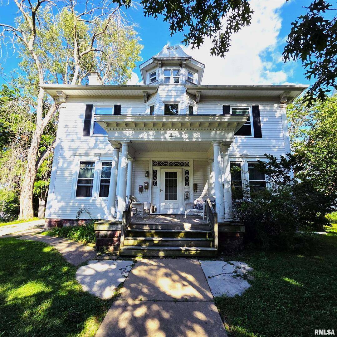 11 OAK LN, Davenport, IA 52803