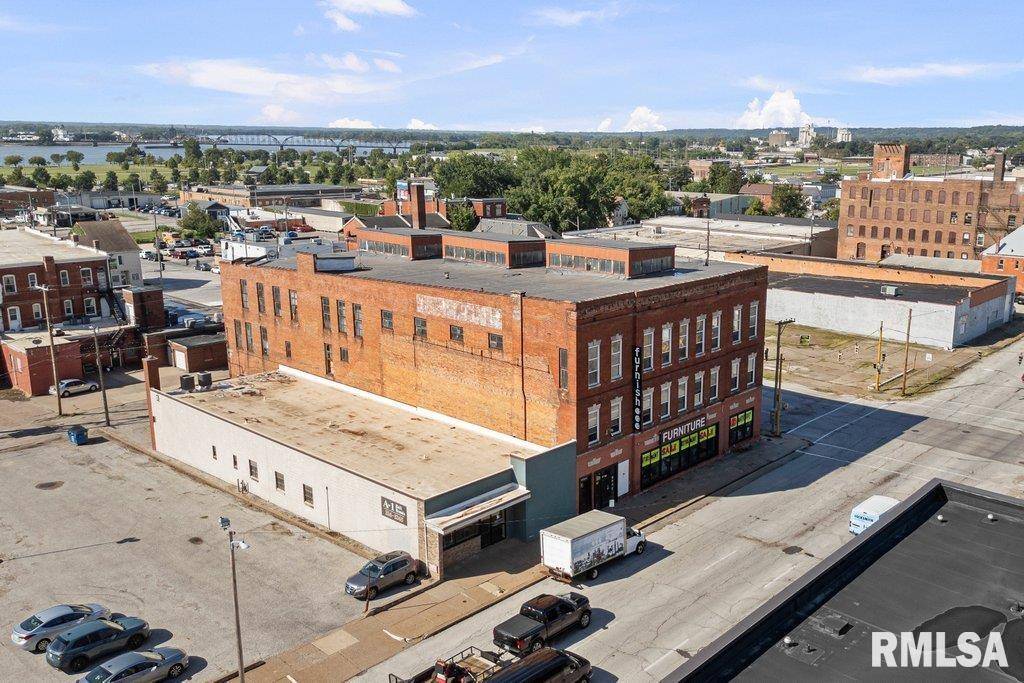 825 W 4TH ST, Davenport, IA 52802