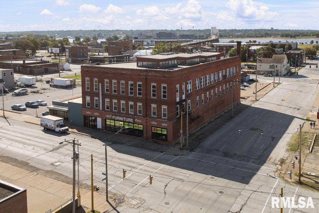 825 W 4TH ST, Davenport, IA 52802