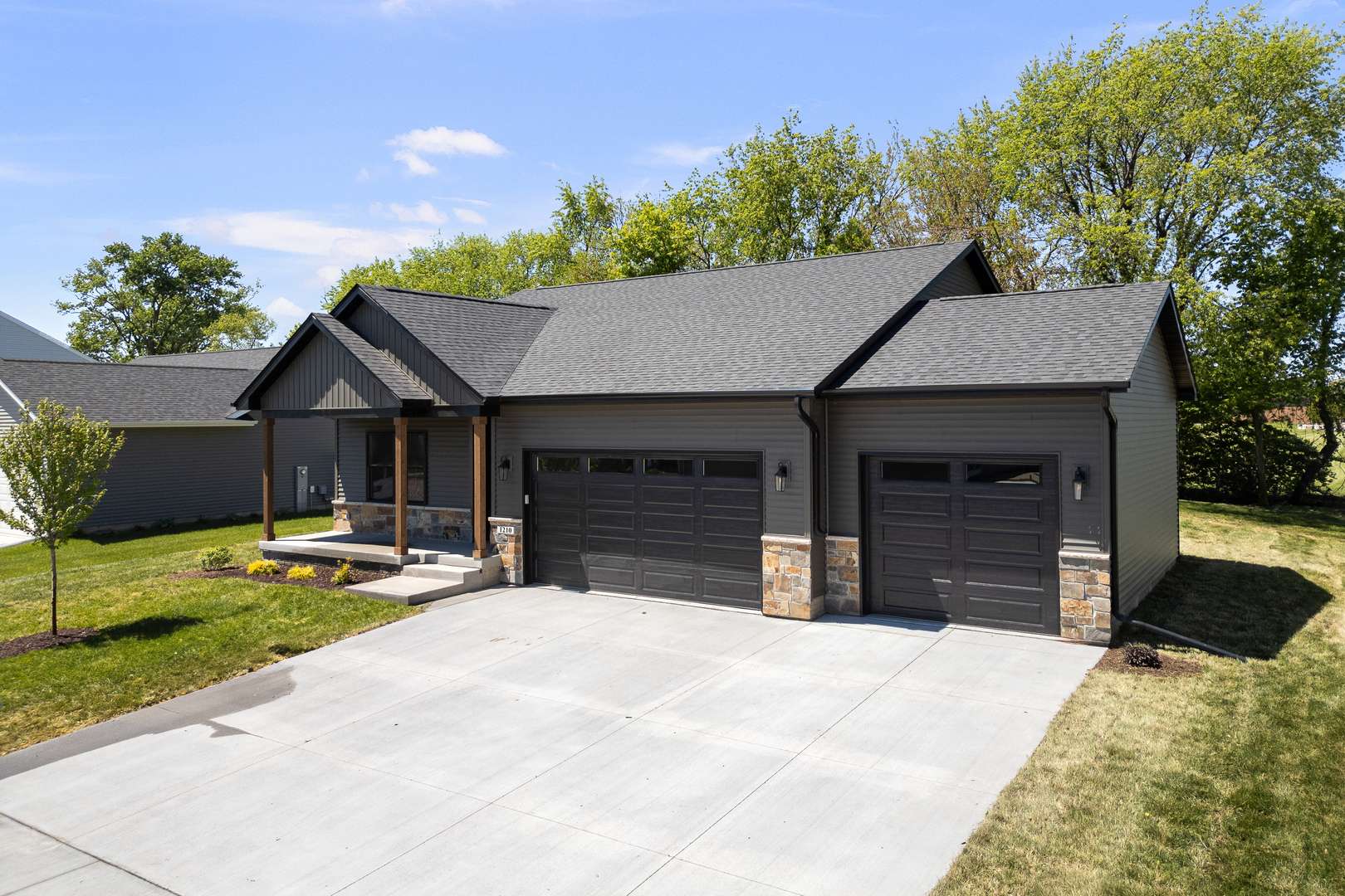 1210 Eagle's Crest DR, Davenport, IA 52804