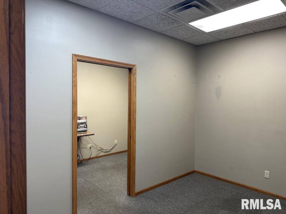 3359 MIDDLE RD #1, Bettendorf, IA 52722
