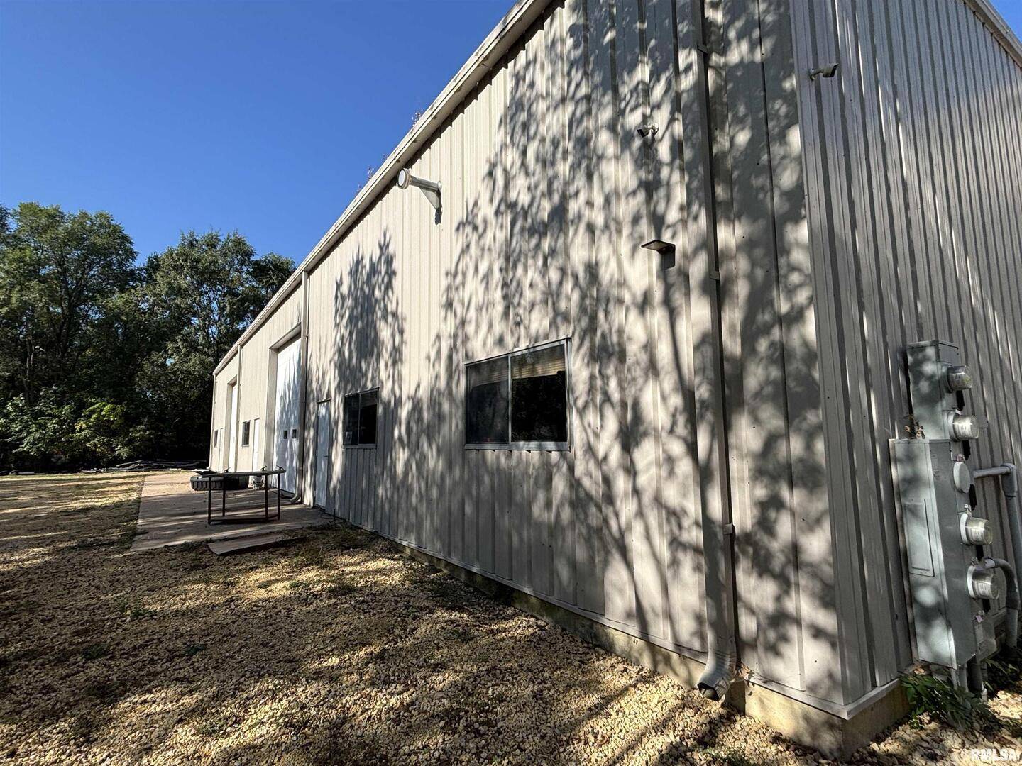 2301 MANUFACTURING DR, Clinton, IA 52732