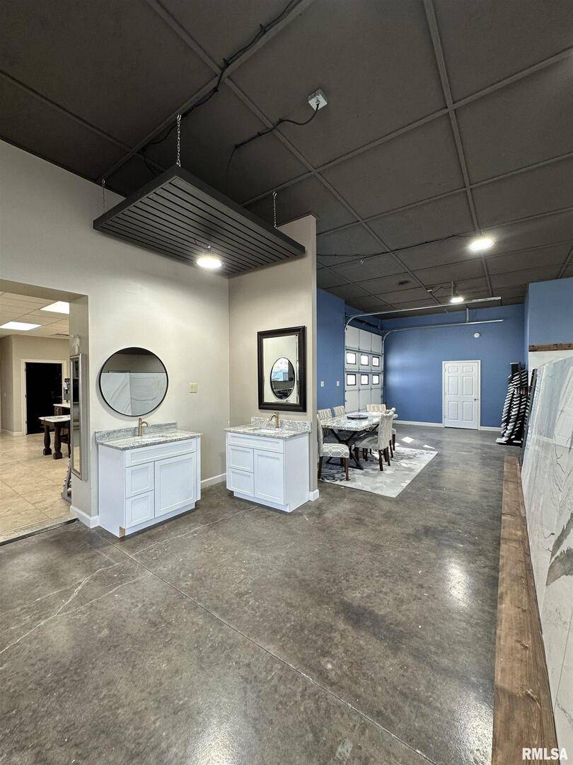 7475 STATE ST, Bettendorf, IA 52722