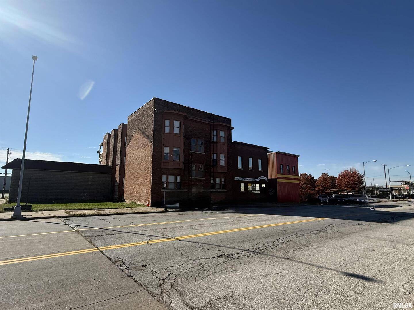 805 W 2ND ST, Davenport, IA 52802