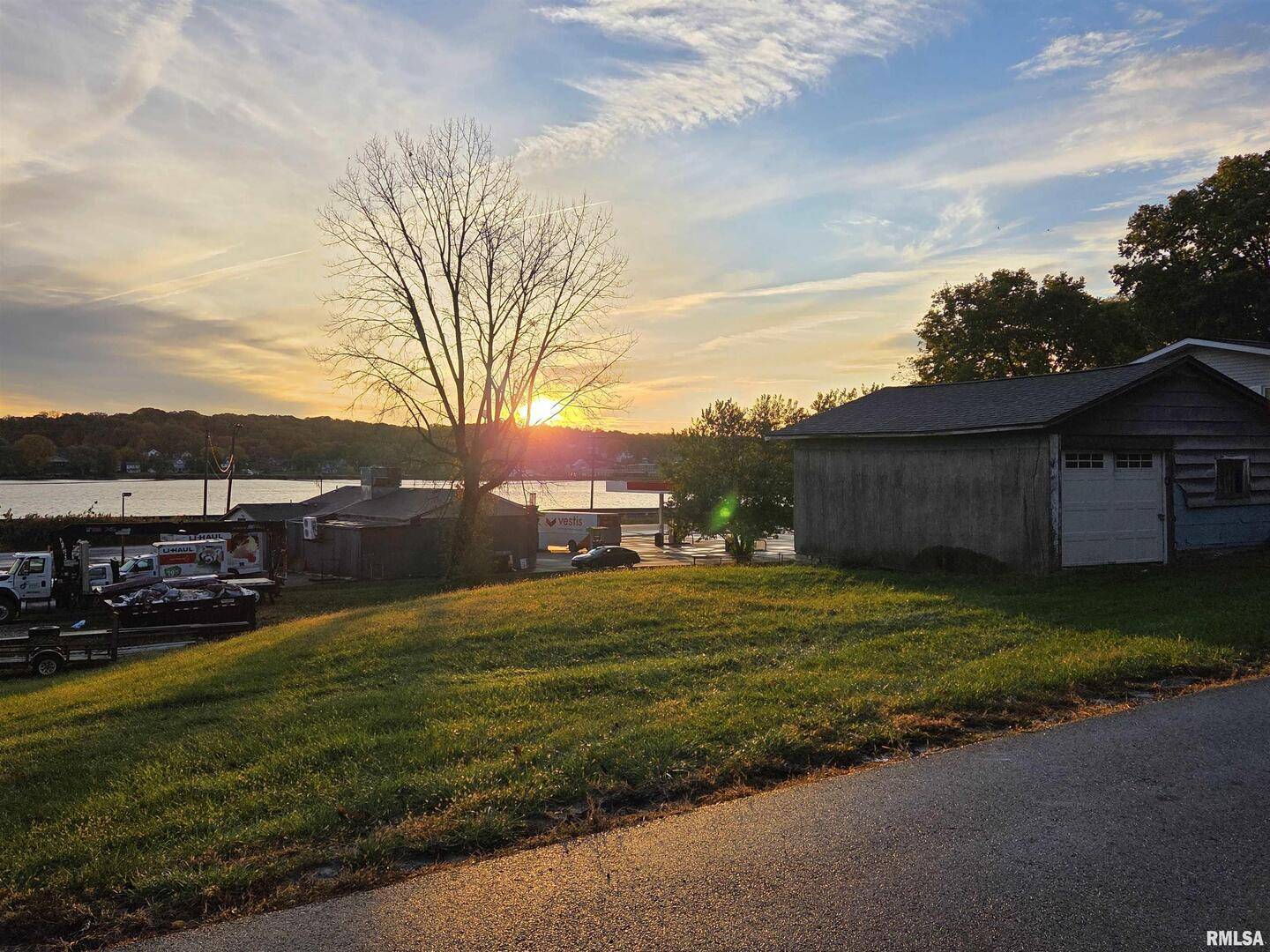1225 N 2ND ST, Leclaire, IA 52753