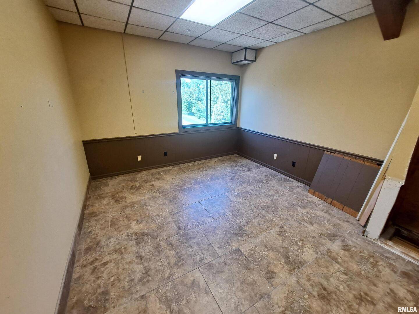 4711 N BRADY ST, Davenport, IA 52806