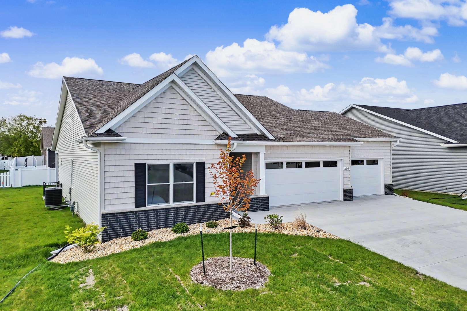 606 KEVIN RD, Blue Grass, IA 52726