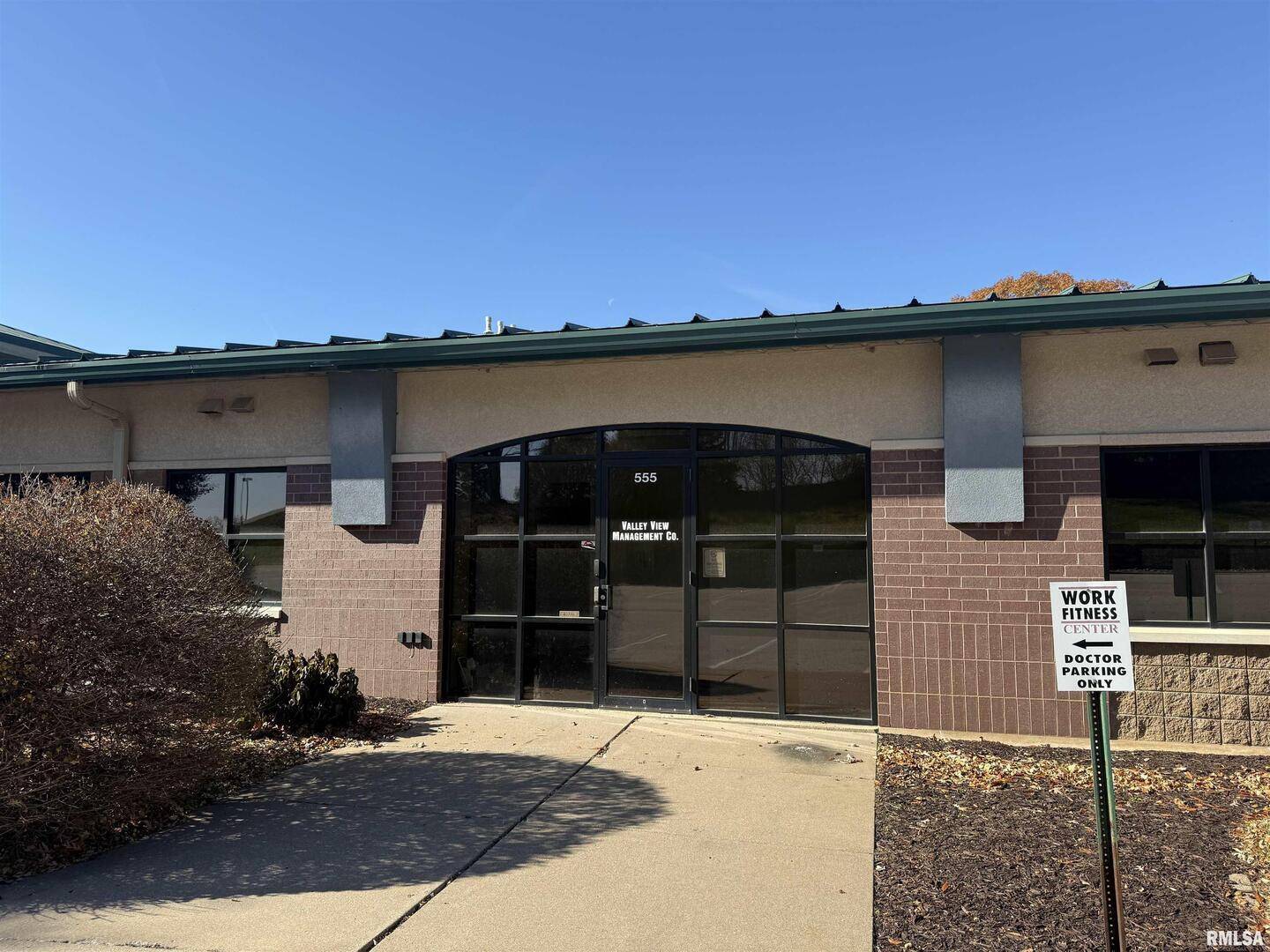 555 VALLEY VIEW DR, Moline, IL 61265