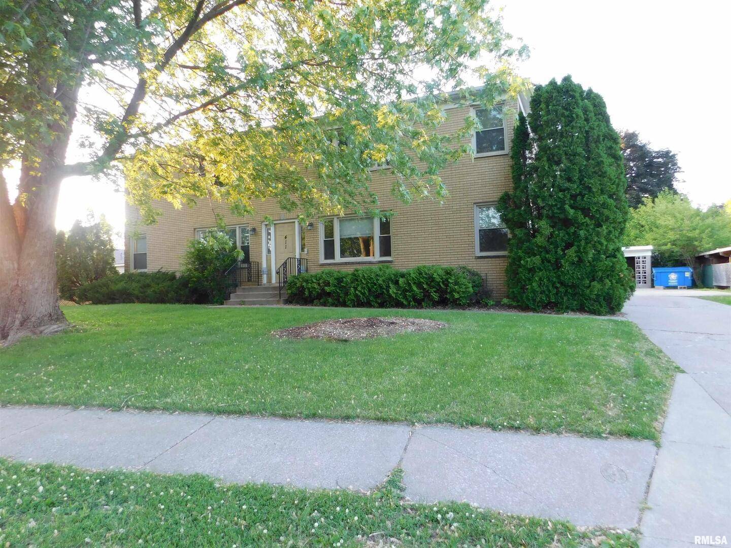 411 34th AVE, East Moline, IL 61244