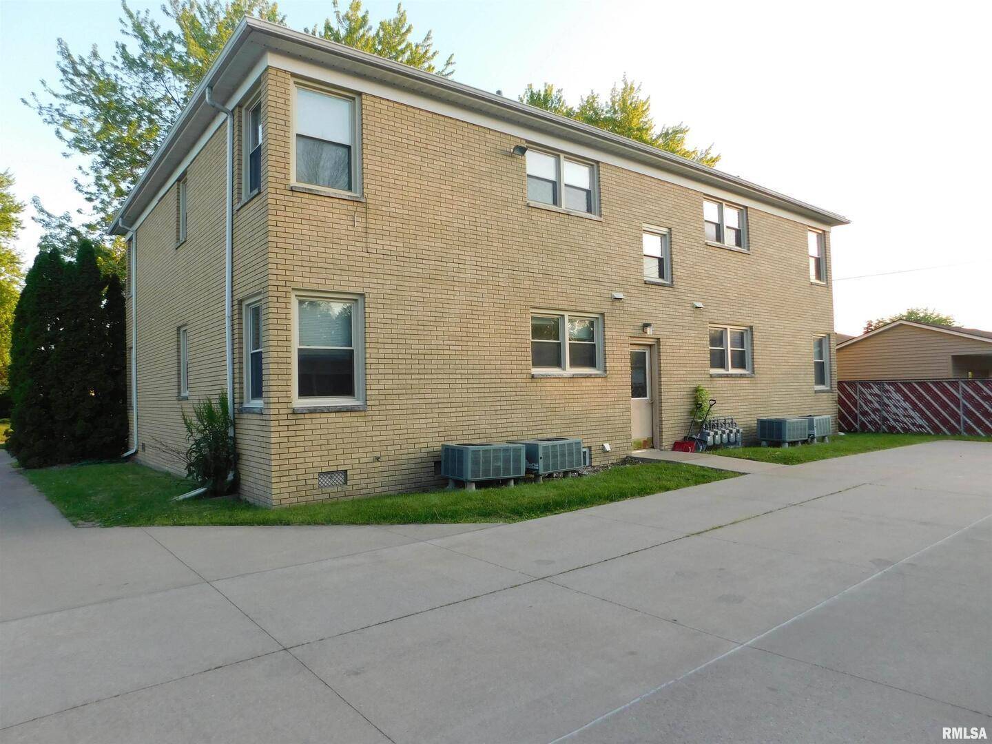 411 34th AVE, East Moline, IL 61244
