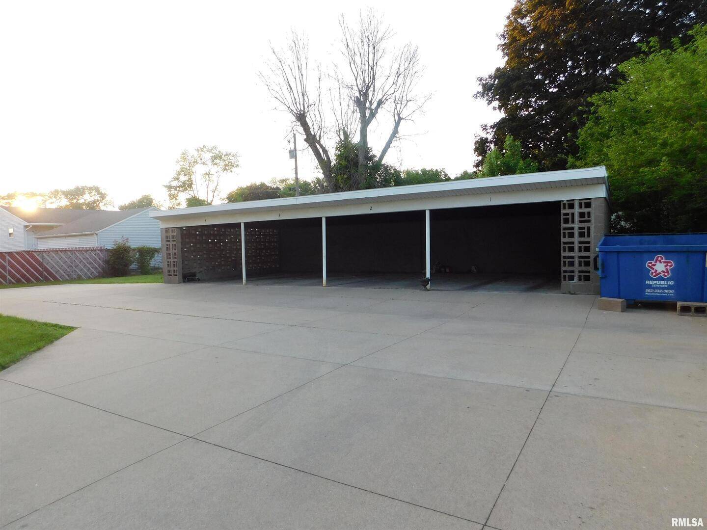 411 34th AVE, East Moline, IL 61244
