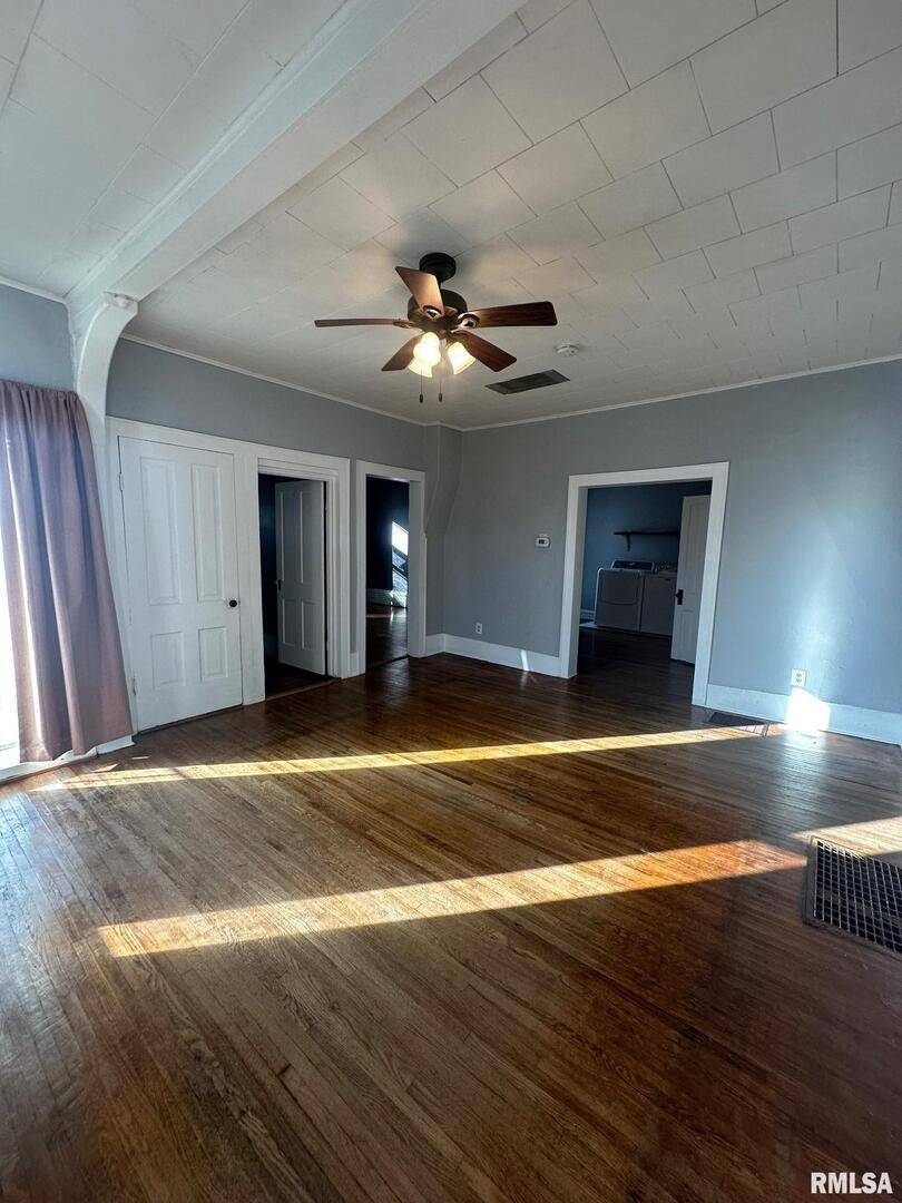 323 LINCOLN ST, Miles, IA 52064