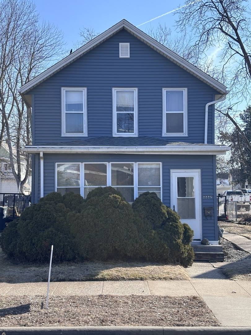 2225 PERSHING BLVD, Clinton, IA 52732