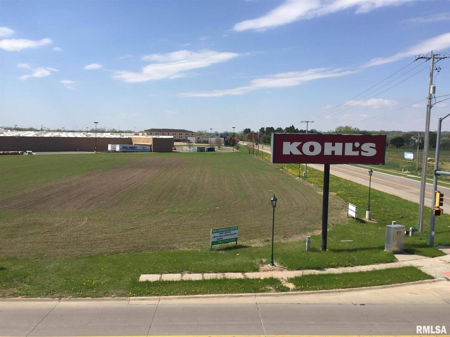 2439 Valley West CT, Clinton, IA 52732