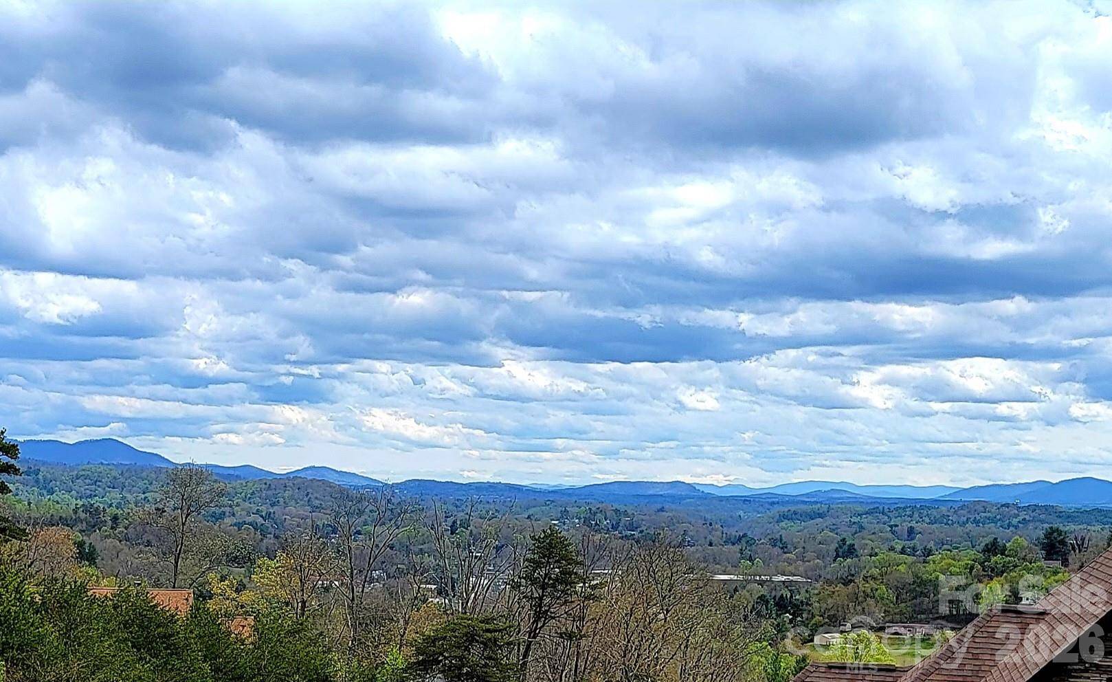 8 English Hills DR, Asheville, NC 28804