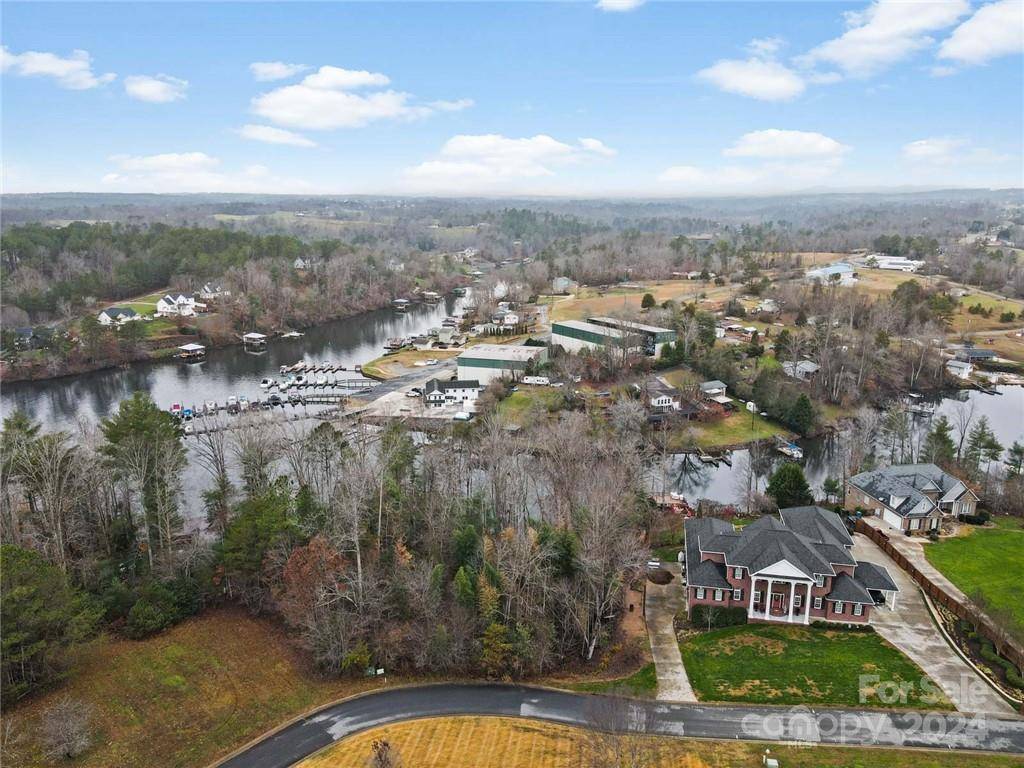 100 Old Ferry LN, Hickory, NC 28601