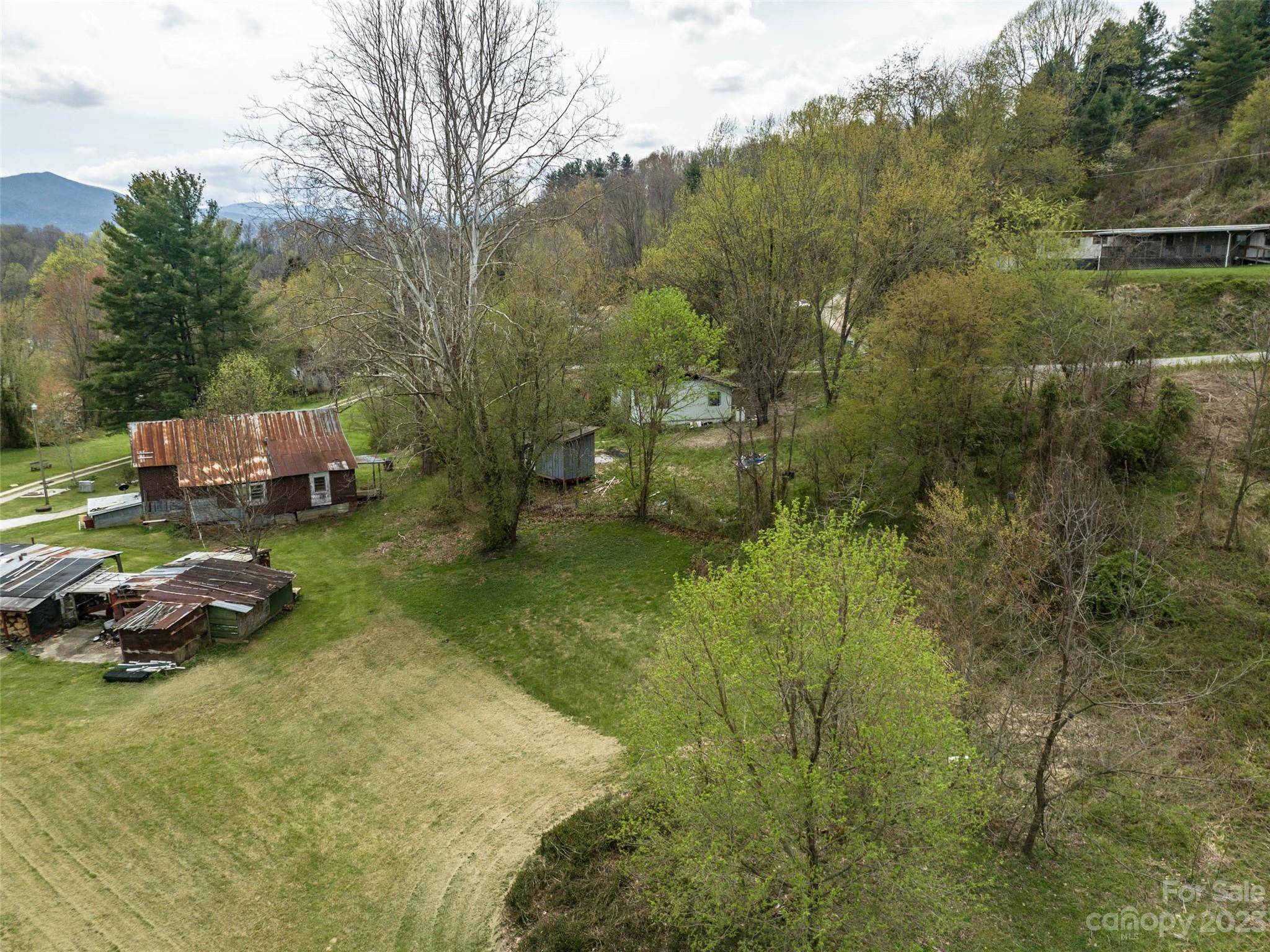 38 Hall Top RD, Waynesville, NC 28786