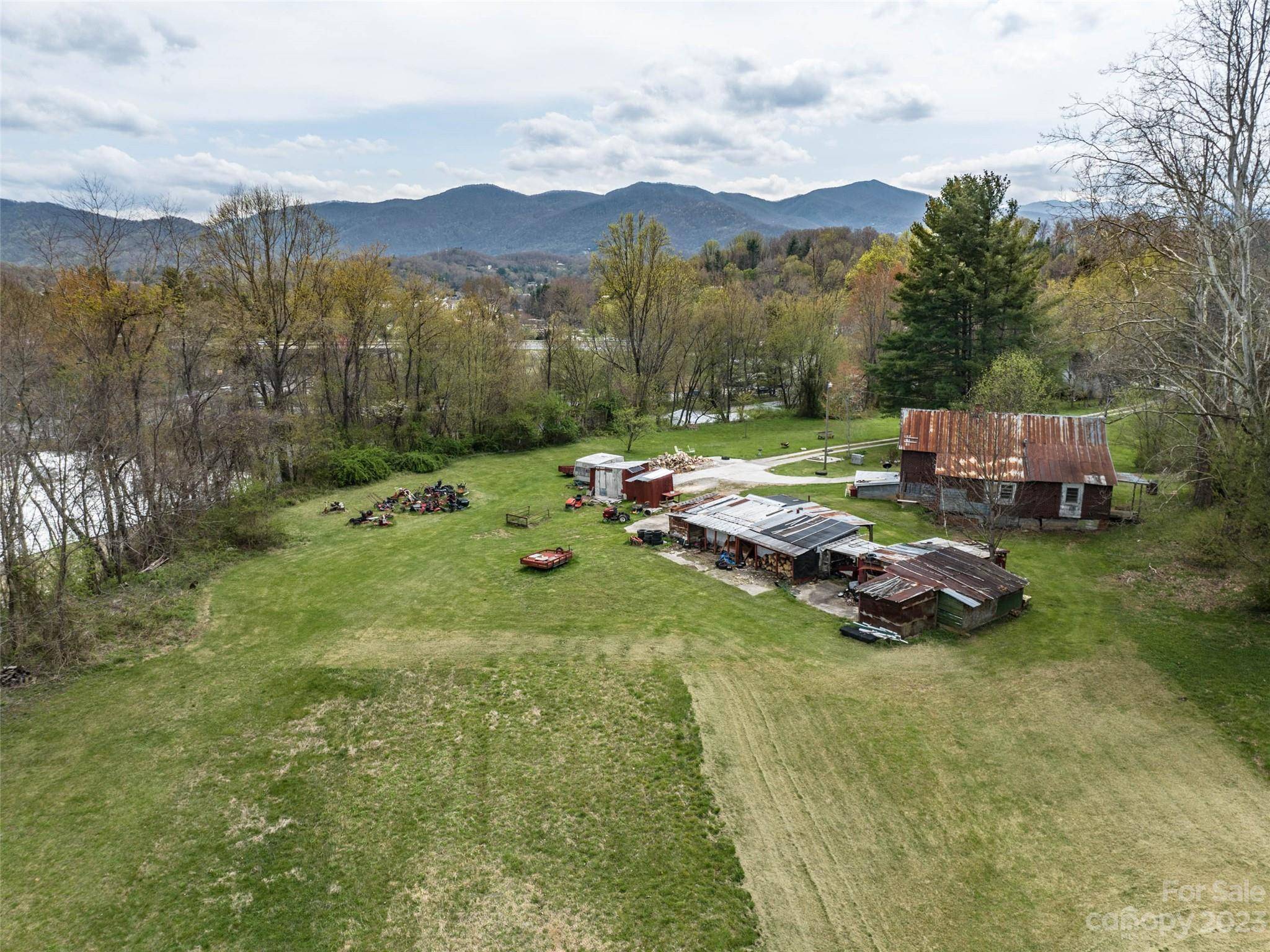 38 Hall Top RD, Waynesville, NC 28786