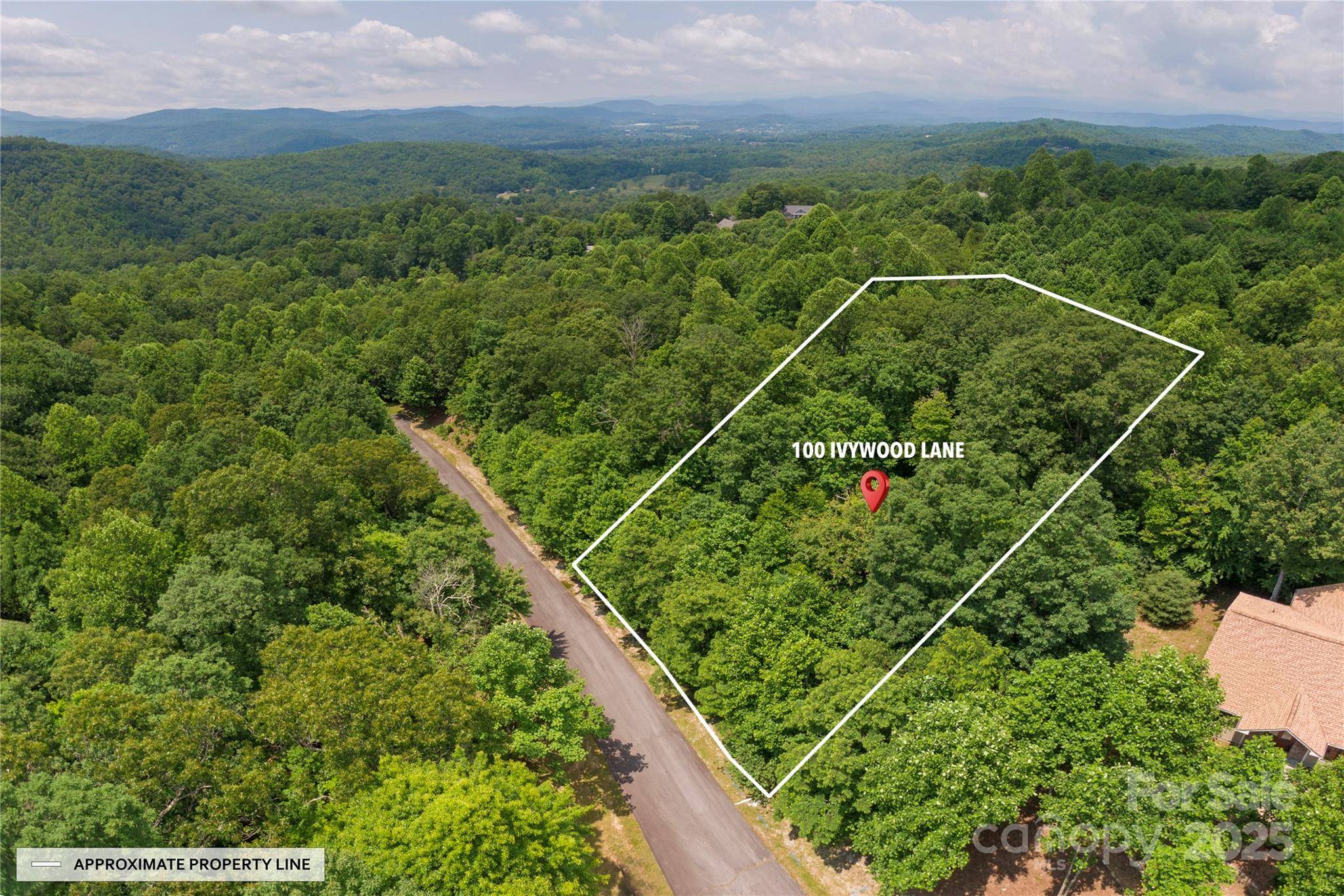 100 Ivywood LN, Laurel Park, NC 28739