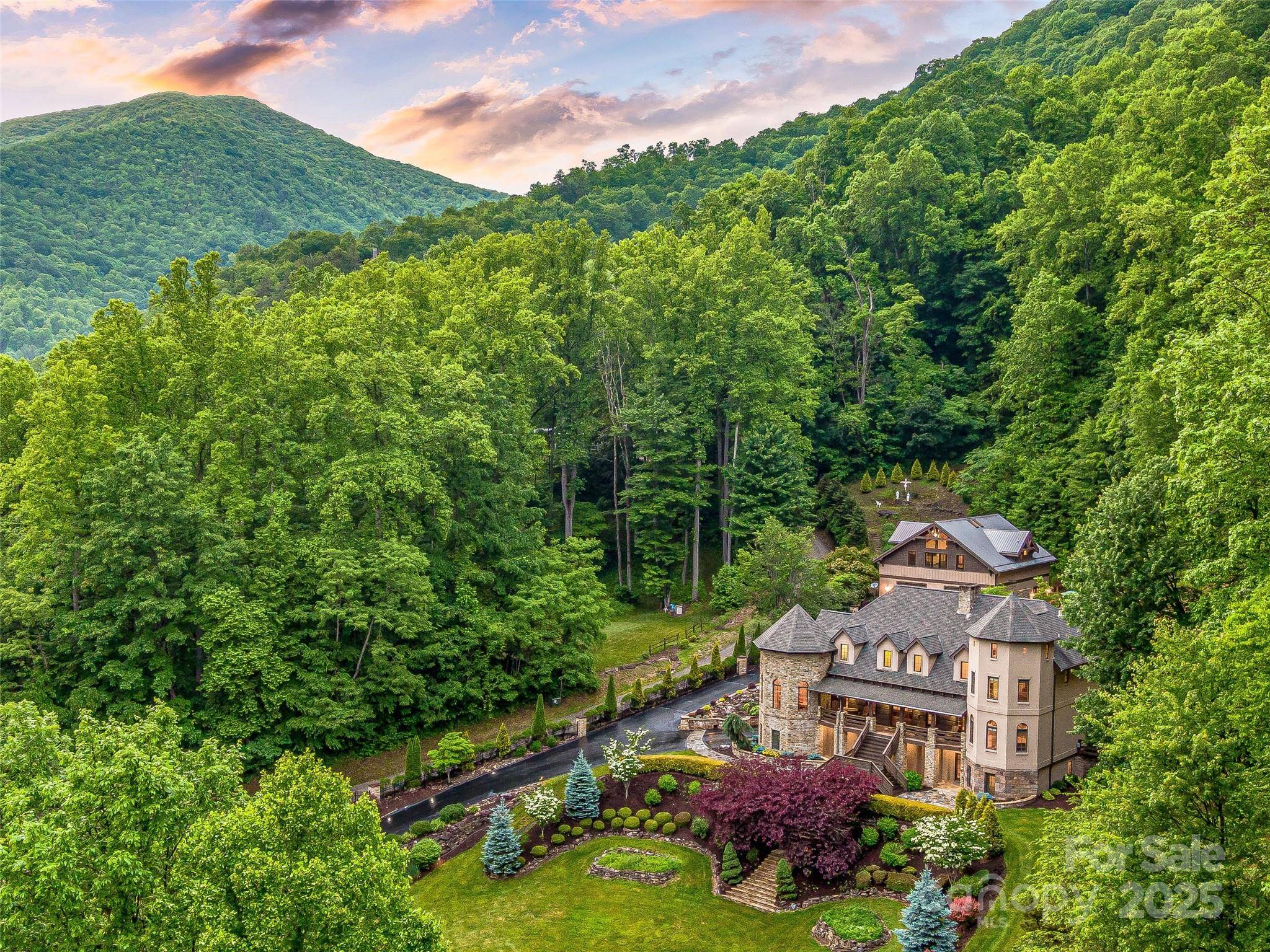 202 Emerald LN, Maggie Valley, NC 28751