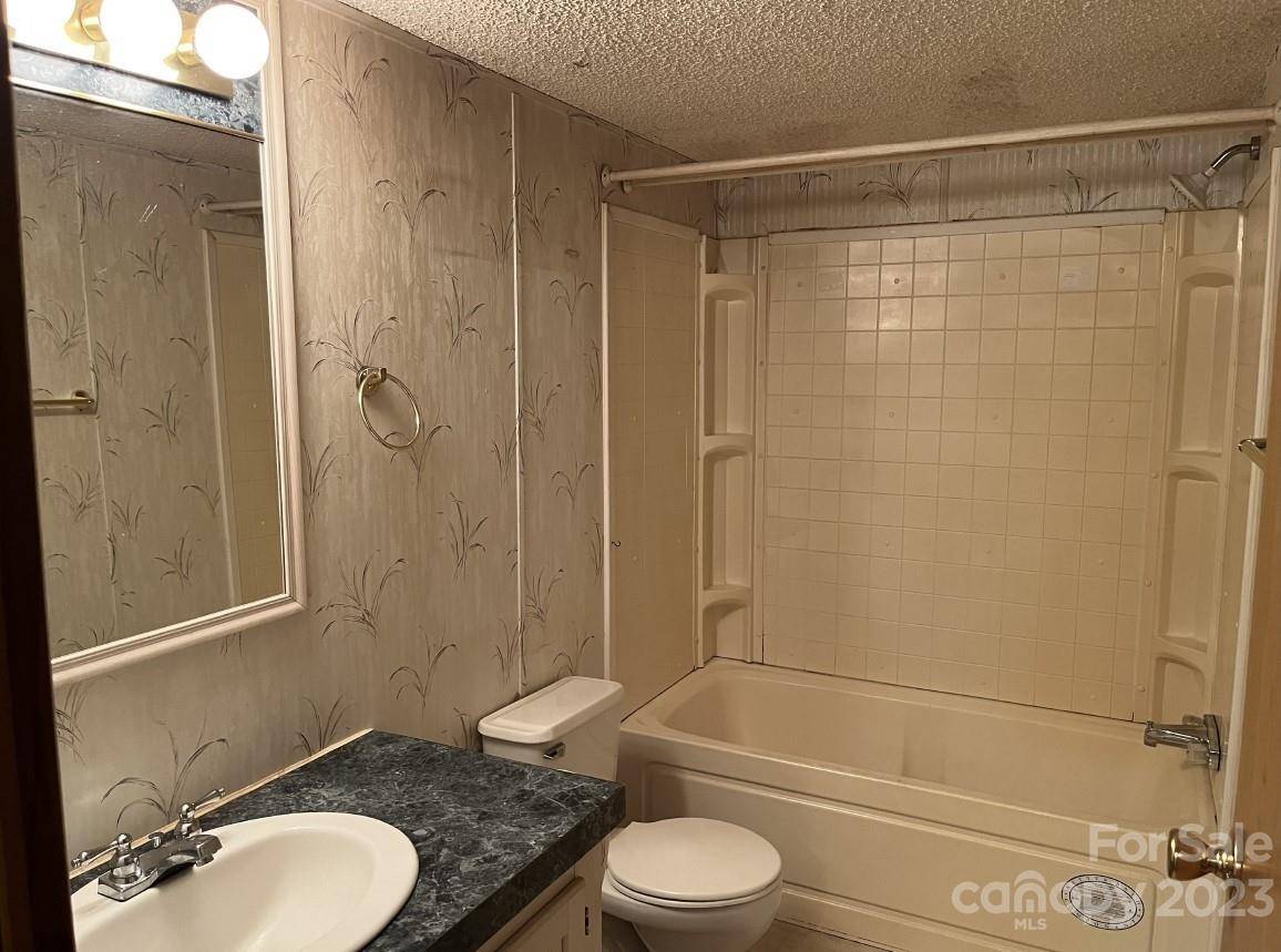 60 Shadowwood DR, Taylorsville, NC 28681