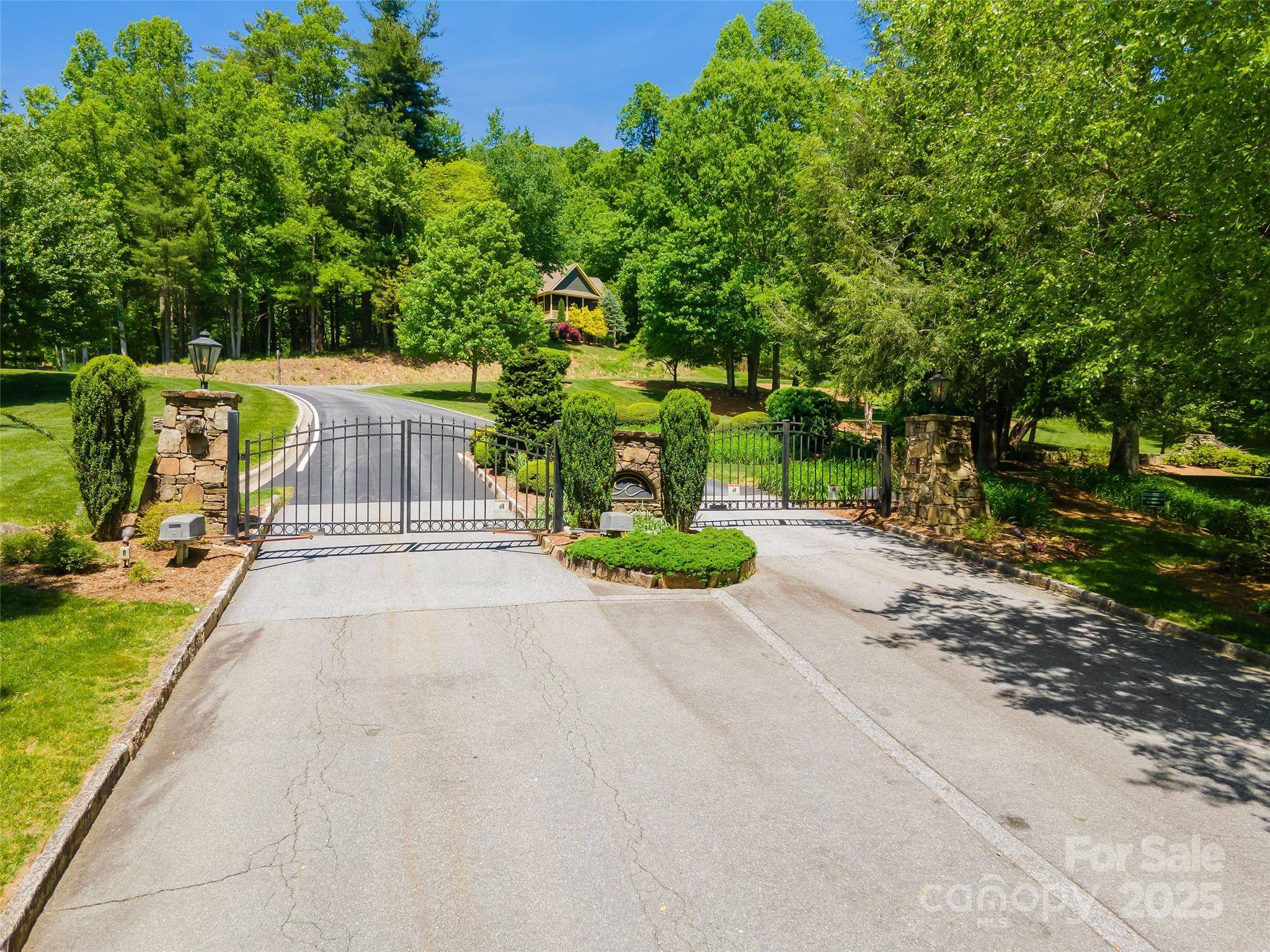 98 Flameleaf LN, Hendersonville, NC 28739