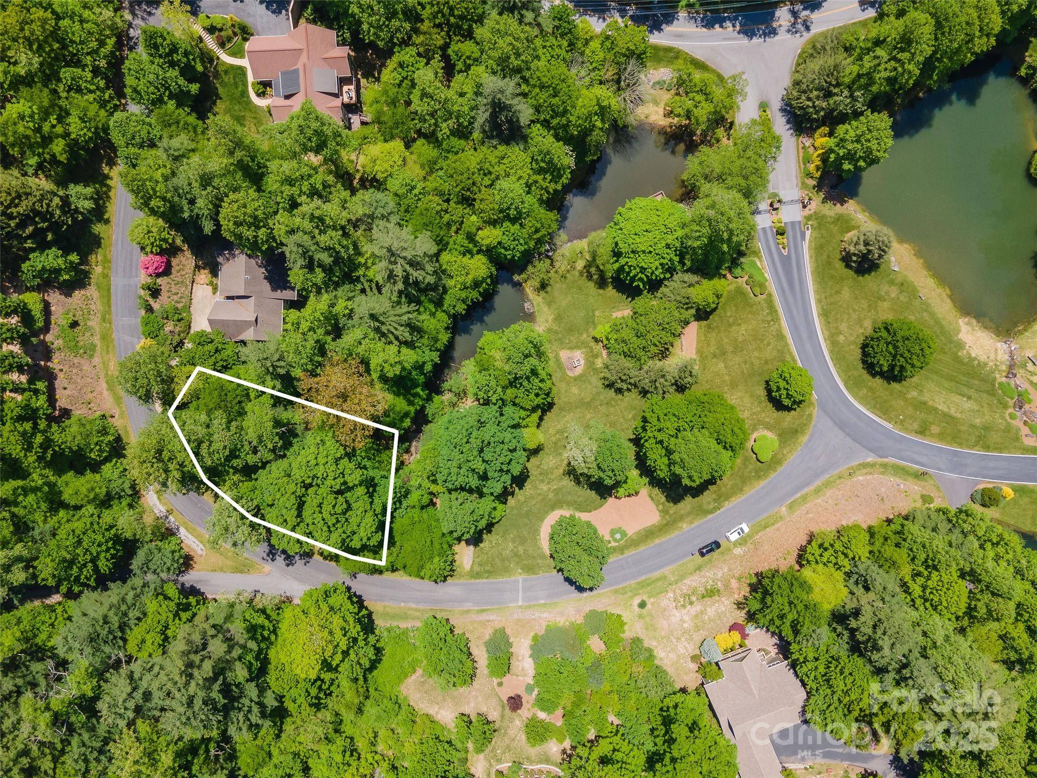 98 Flameleaf LN, Hendersonville, NC 28739