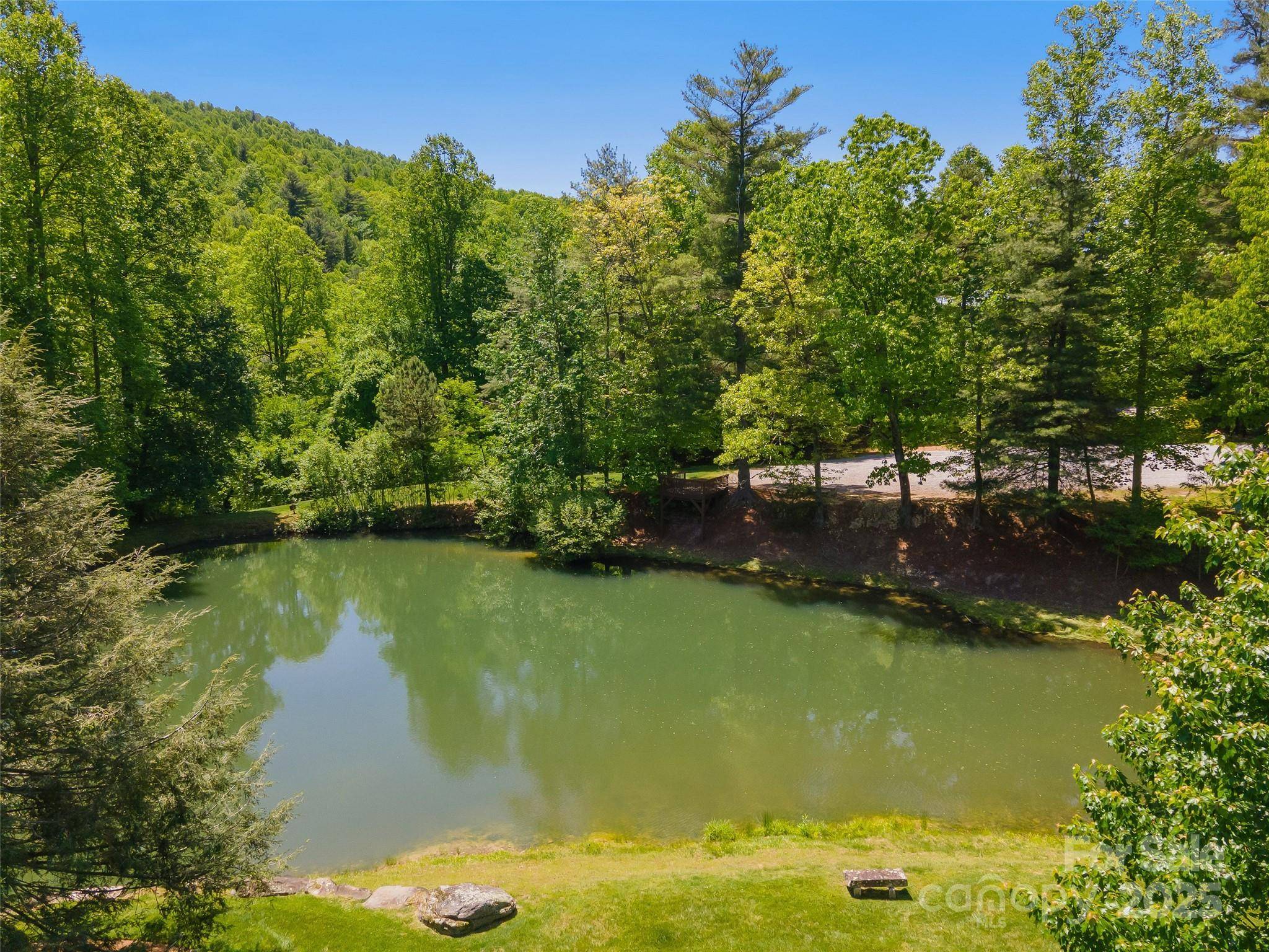 98 Flameleaf LN, Hendersonville, NC 28739