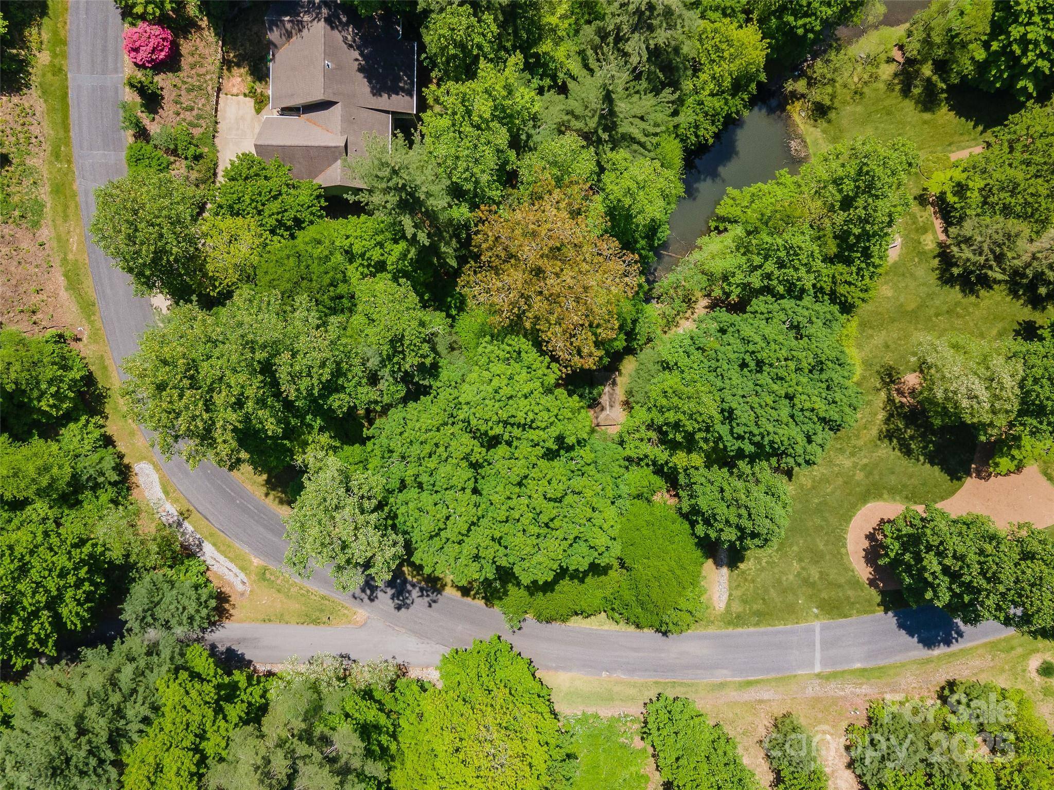 98 Flameleaf LN, Hendersonville, NC 28739