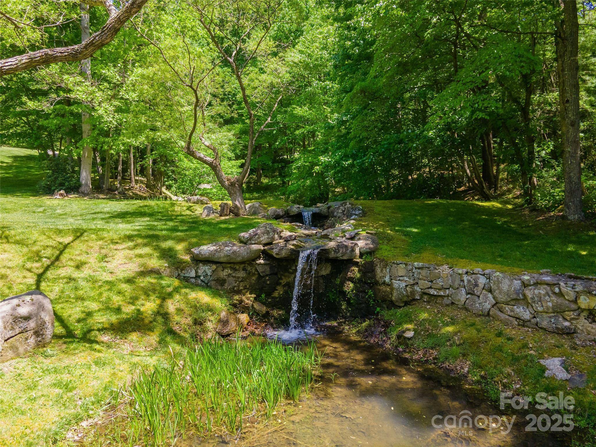 98 Flameleaf LN, Hendersonville, NC 28739