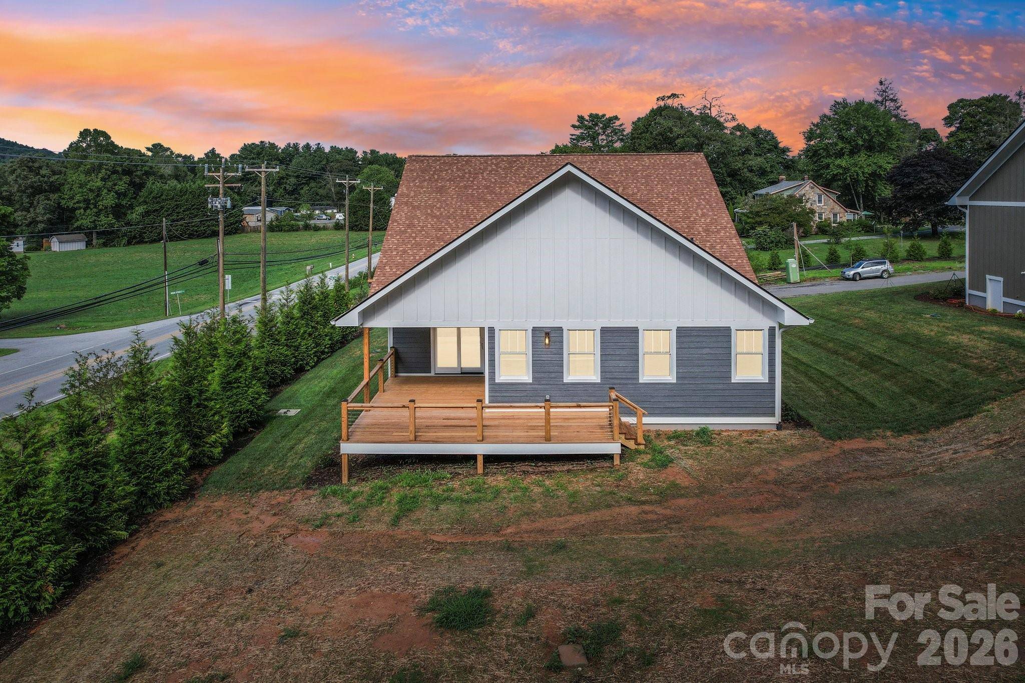 20 Maple Knoll DR, Hendersonville, NC 28792