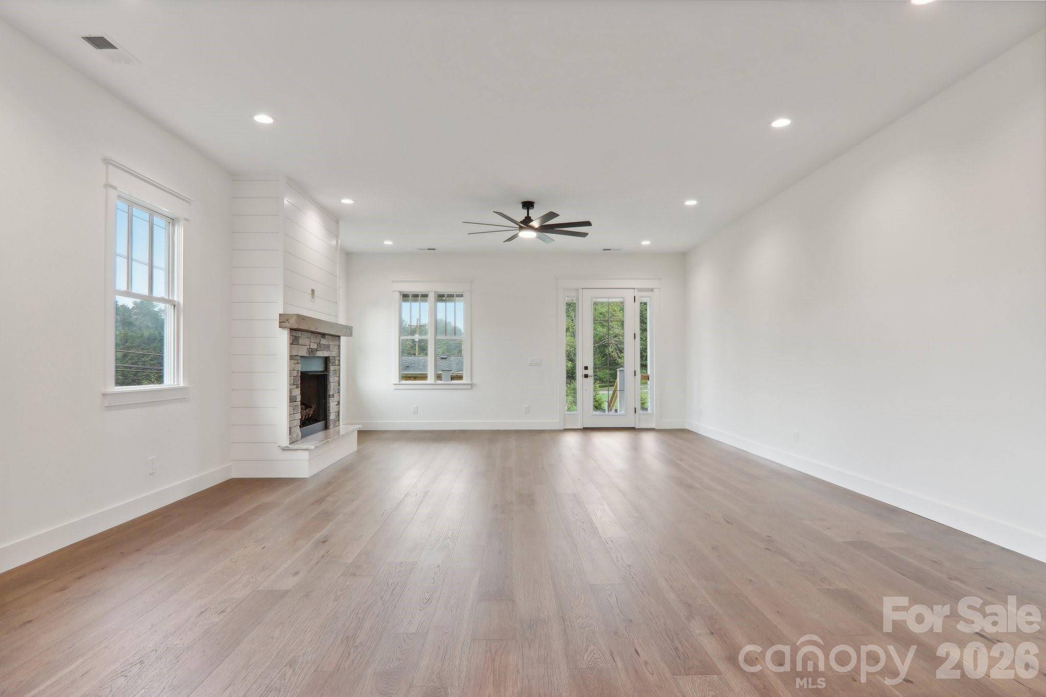 20 Maple Knoll DR, Hendersonville, NC 28792