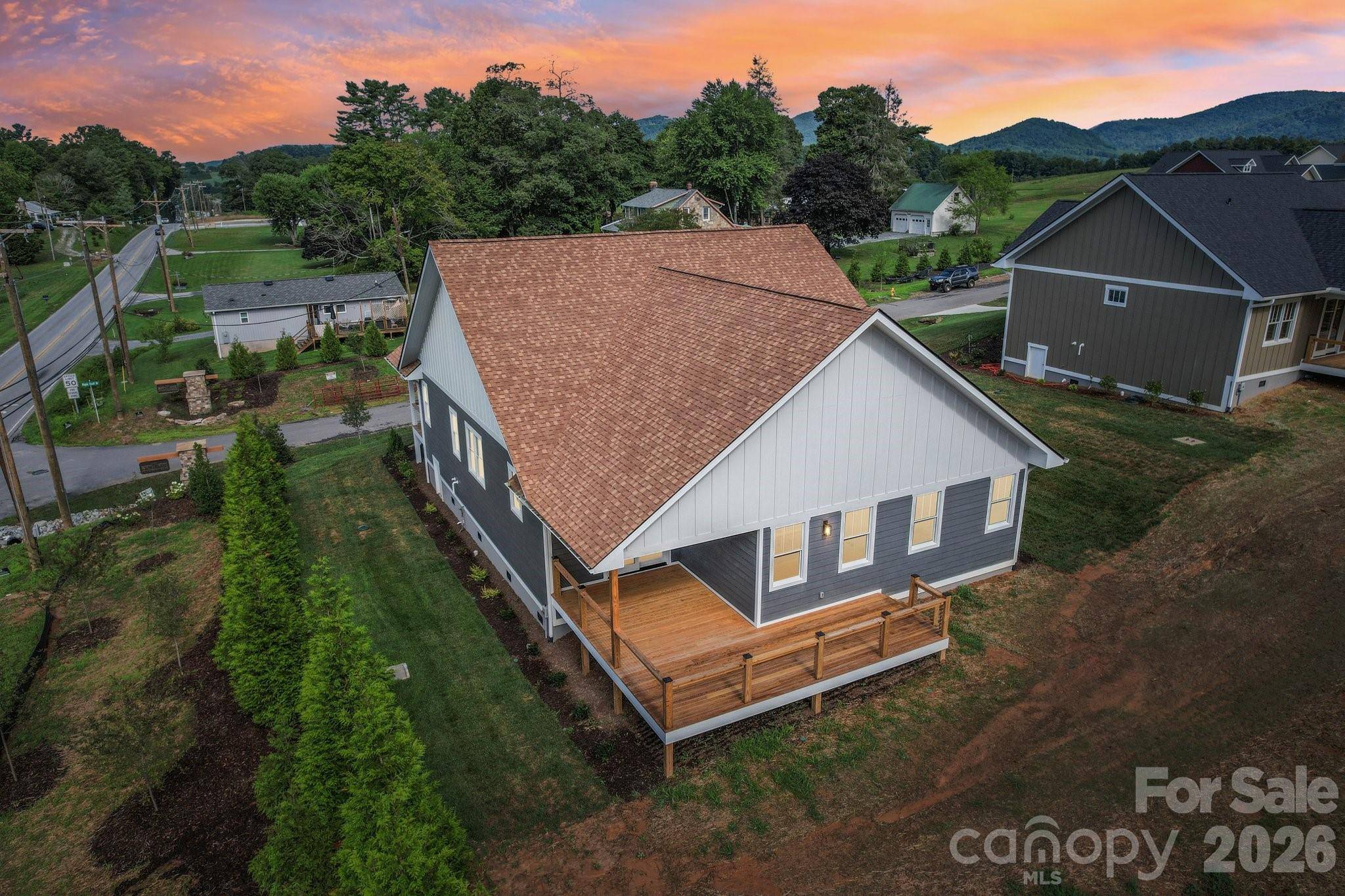 20 Maple Knoll DR, Hendersonville, NC 28792