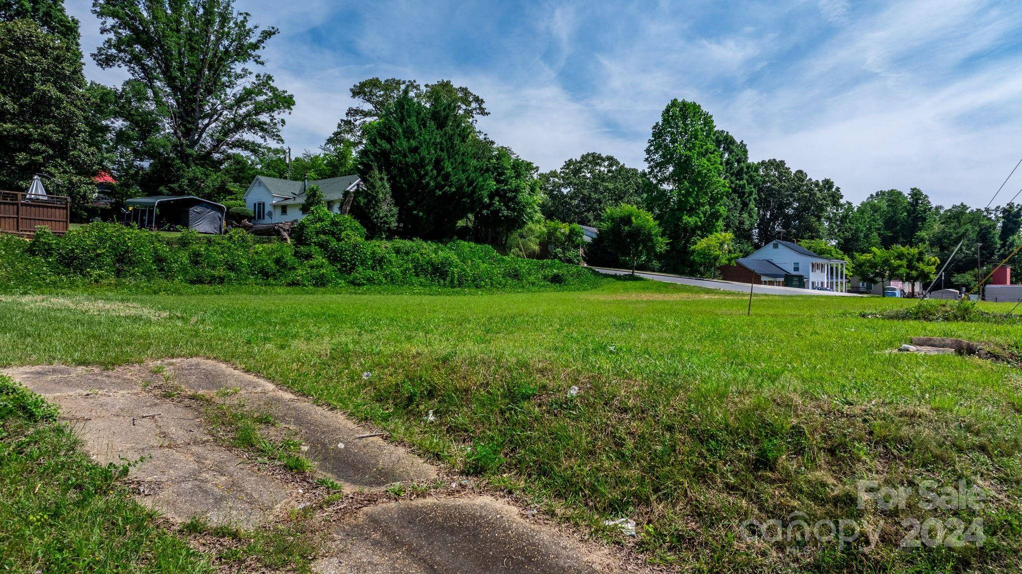 25 N McDowell AVE, Marion, NC 28752