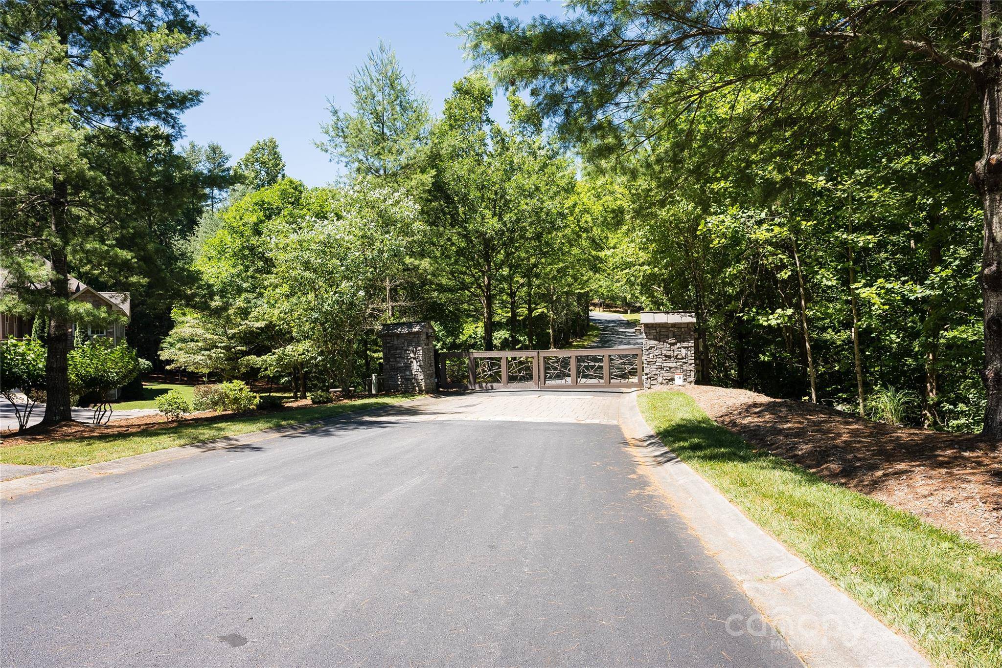 567 Shining Rock PATH, Horse Shoe, NC 28742