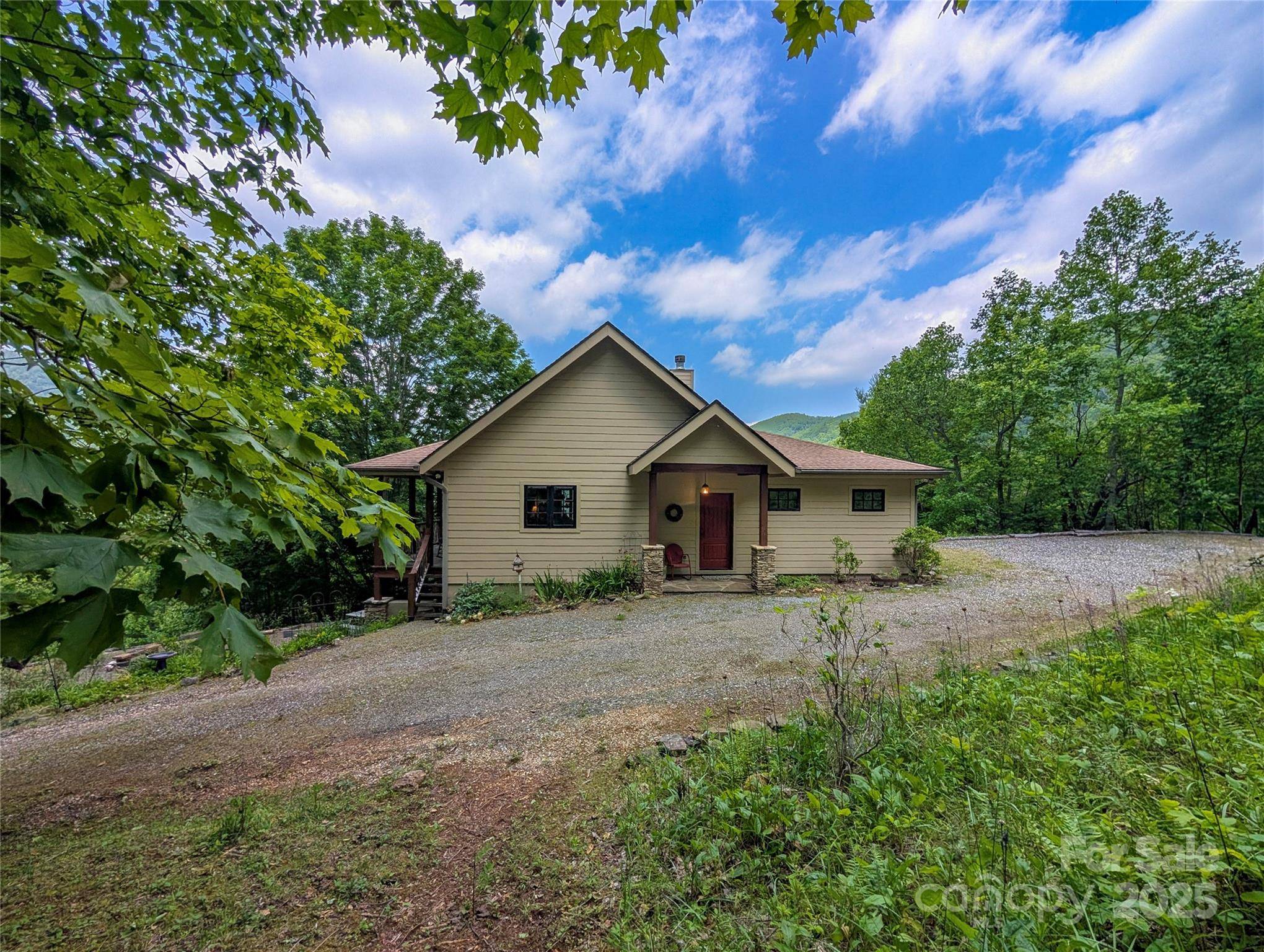 72 Pilgrims LN, Burnsville, NC 28714