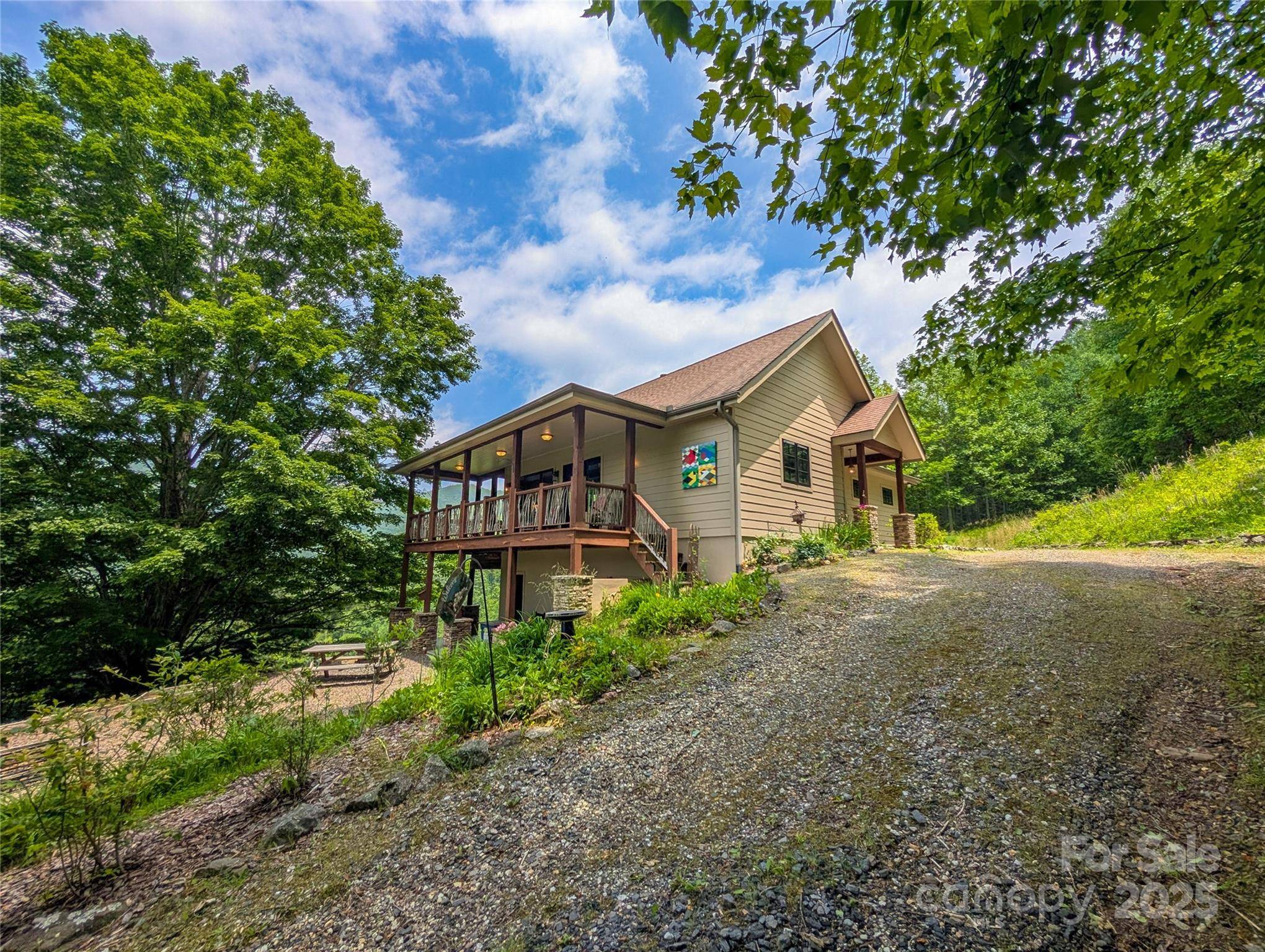 72 Pilgrims LN, Burnsville, NC 28714