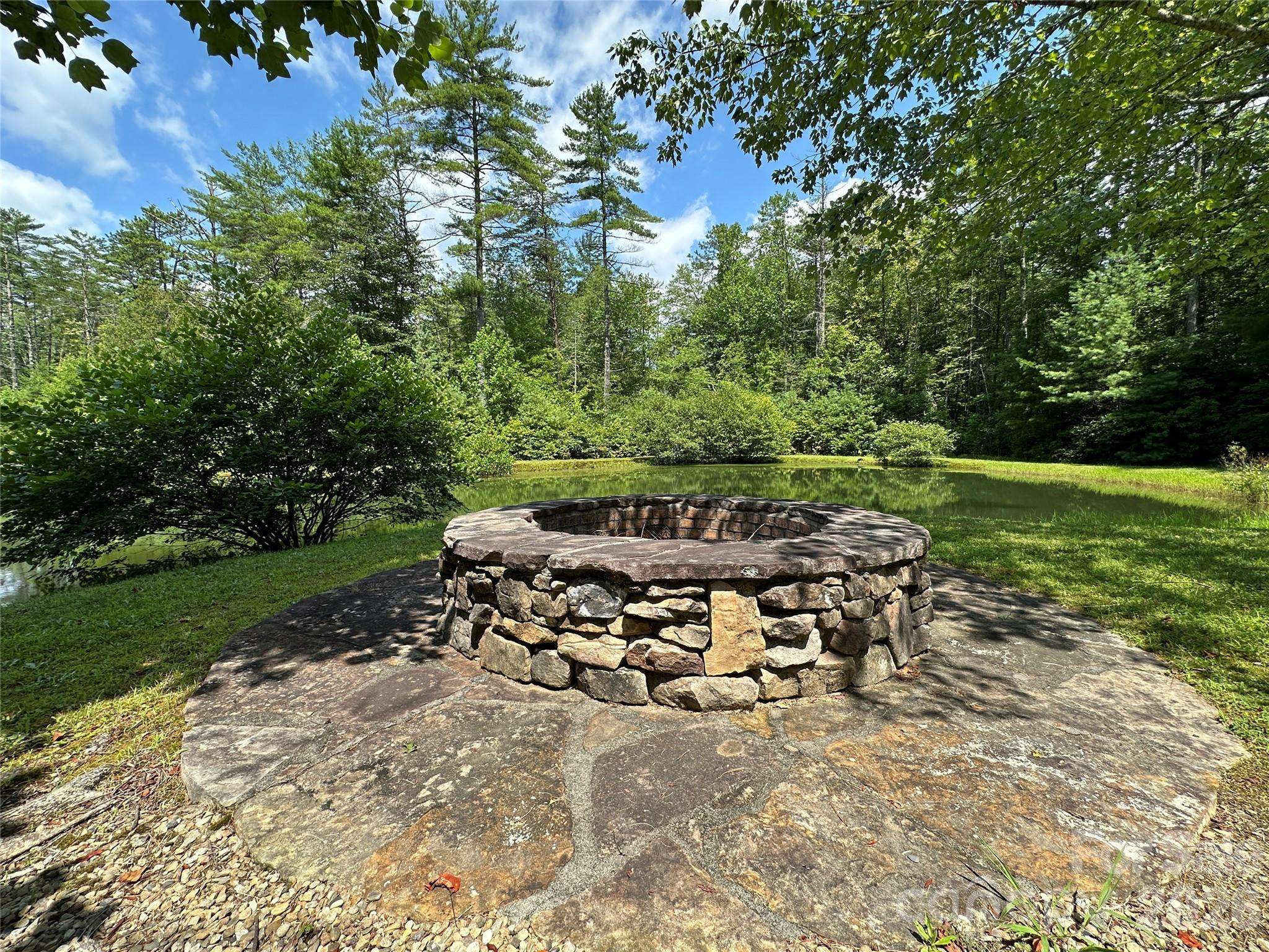 67 Peppervine CIR, Rosman, NC 28772