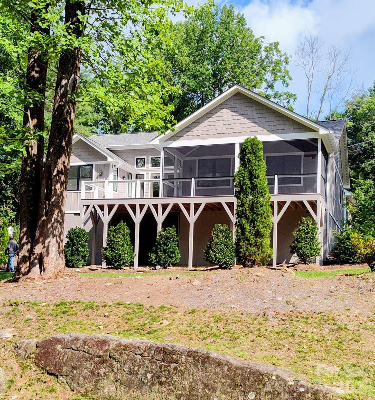 654 Hollybrook DR, Flat Rock, NC 28731