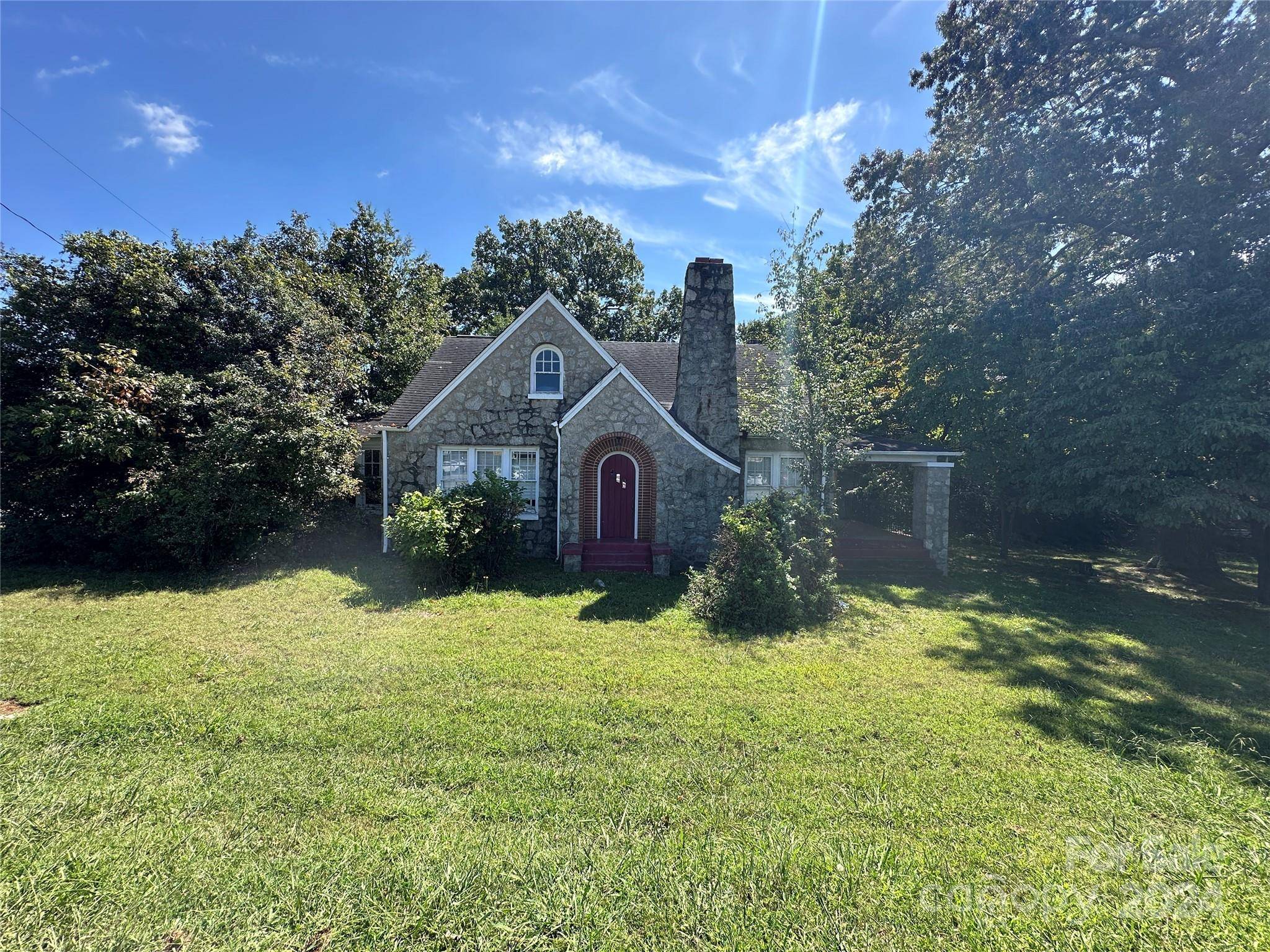 2152 N Center ST, Hickory, NC 28601