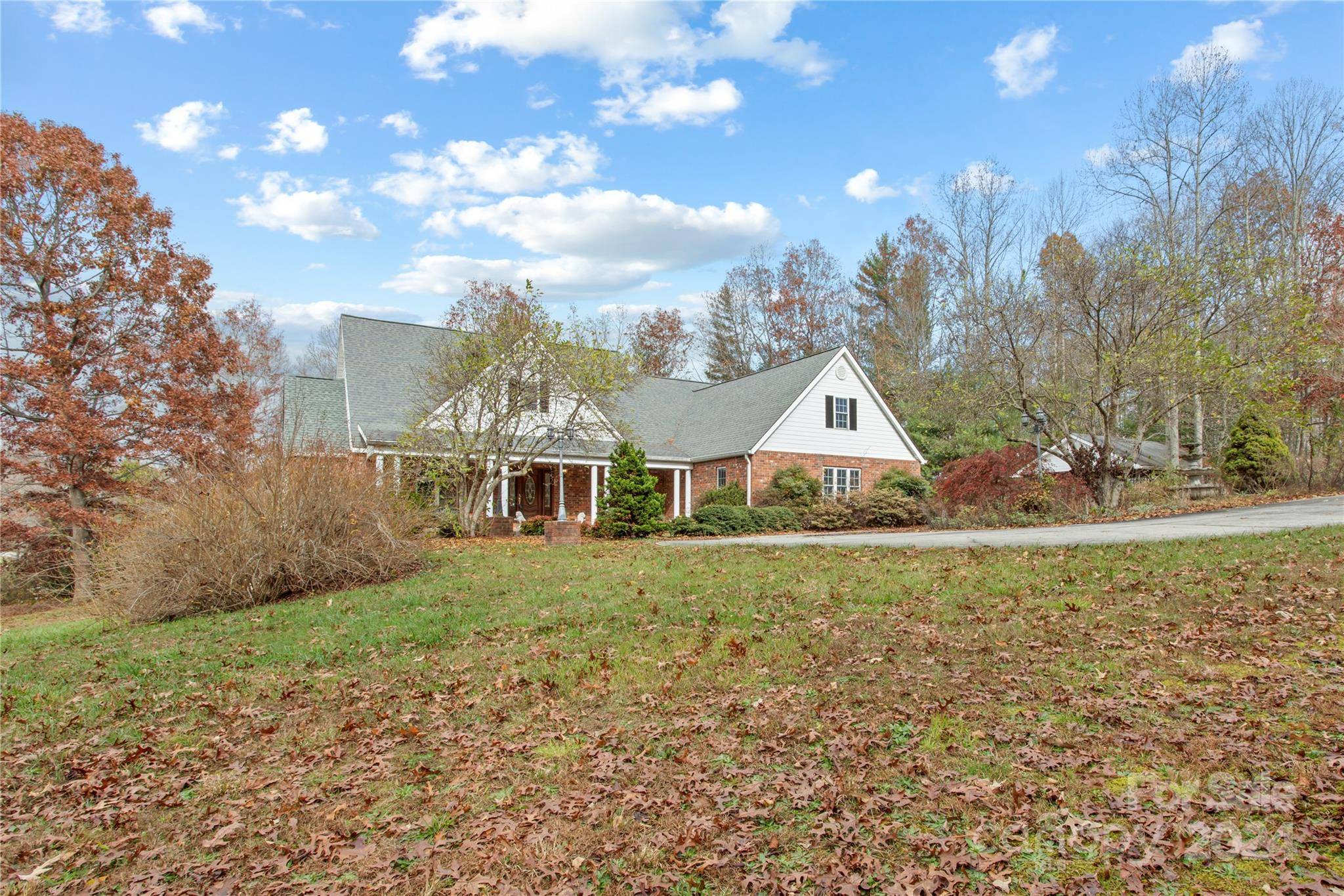 38 Southern Visions DR, Hendersonville, NC 28792