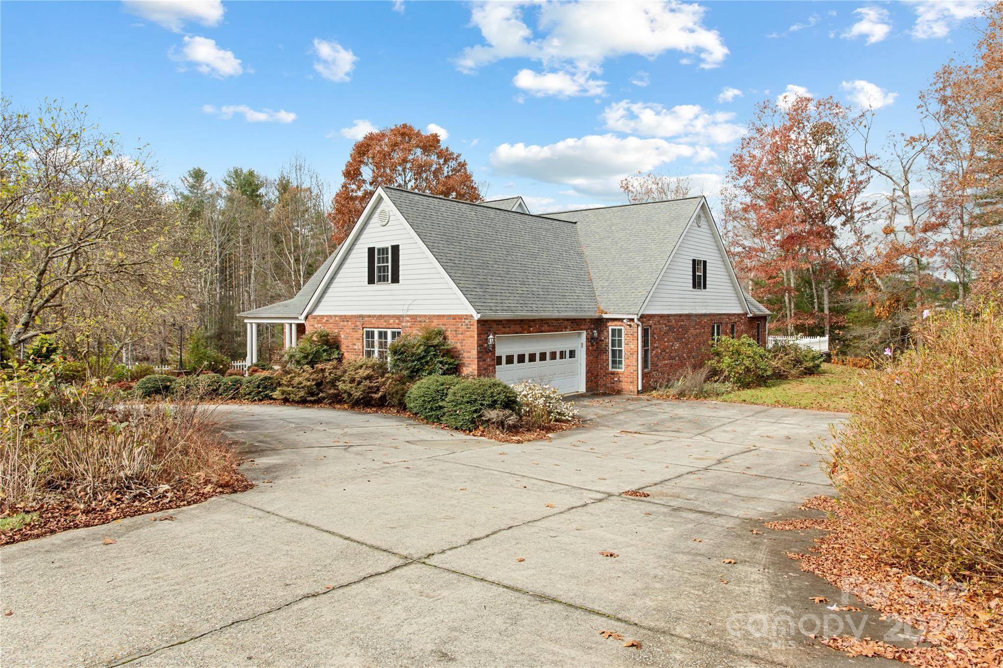 38 Southern Visions DR, Hendersonville, NC 28792