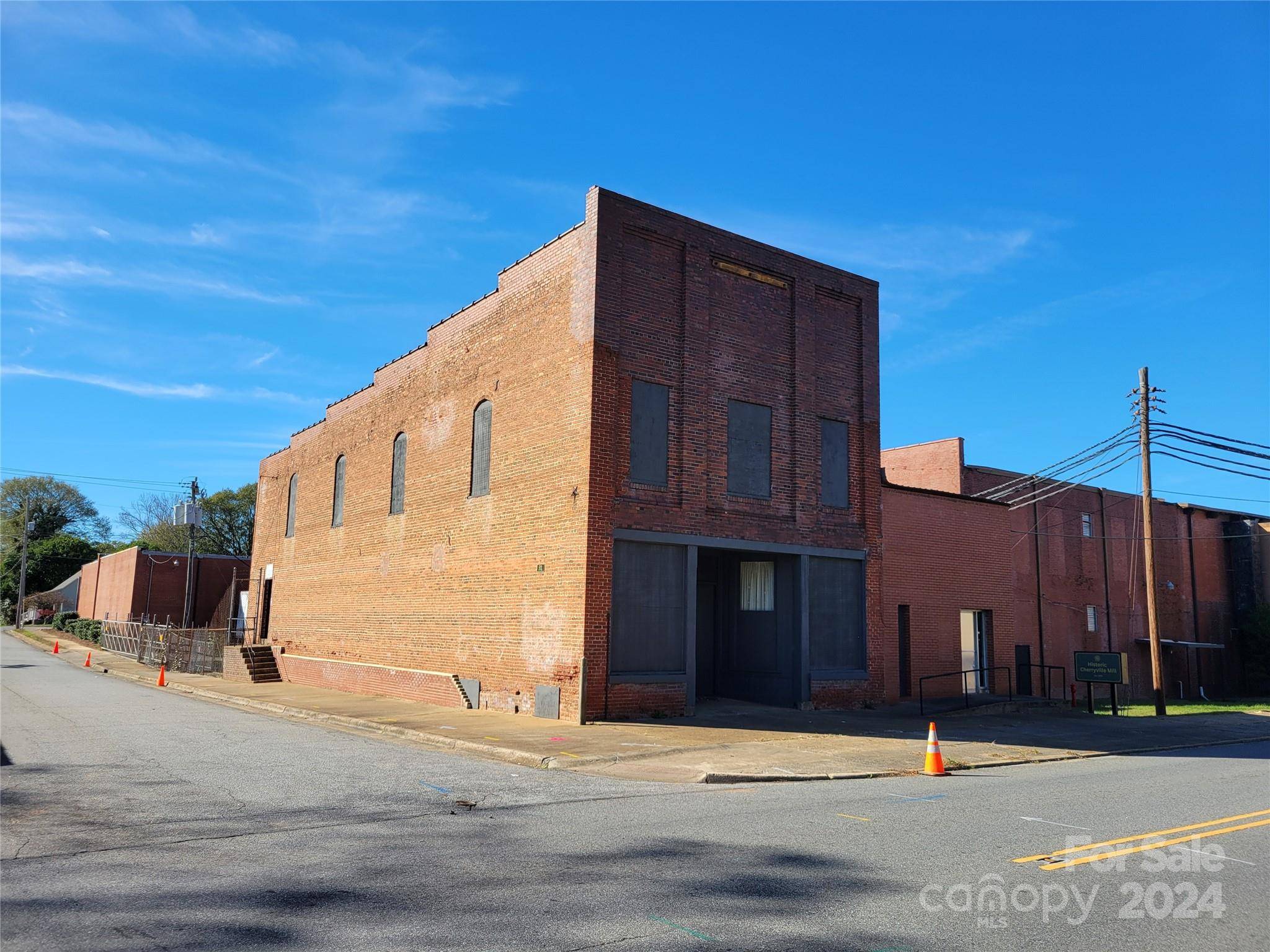 501 N Mountain ST, Cherryville, NC 28021