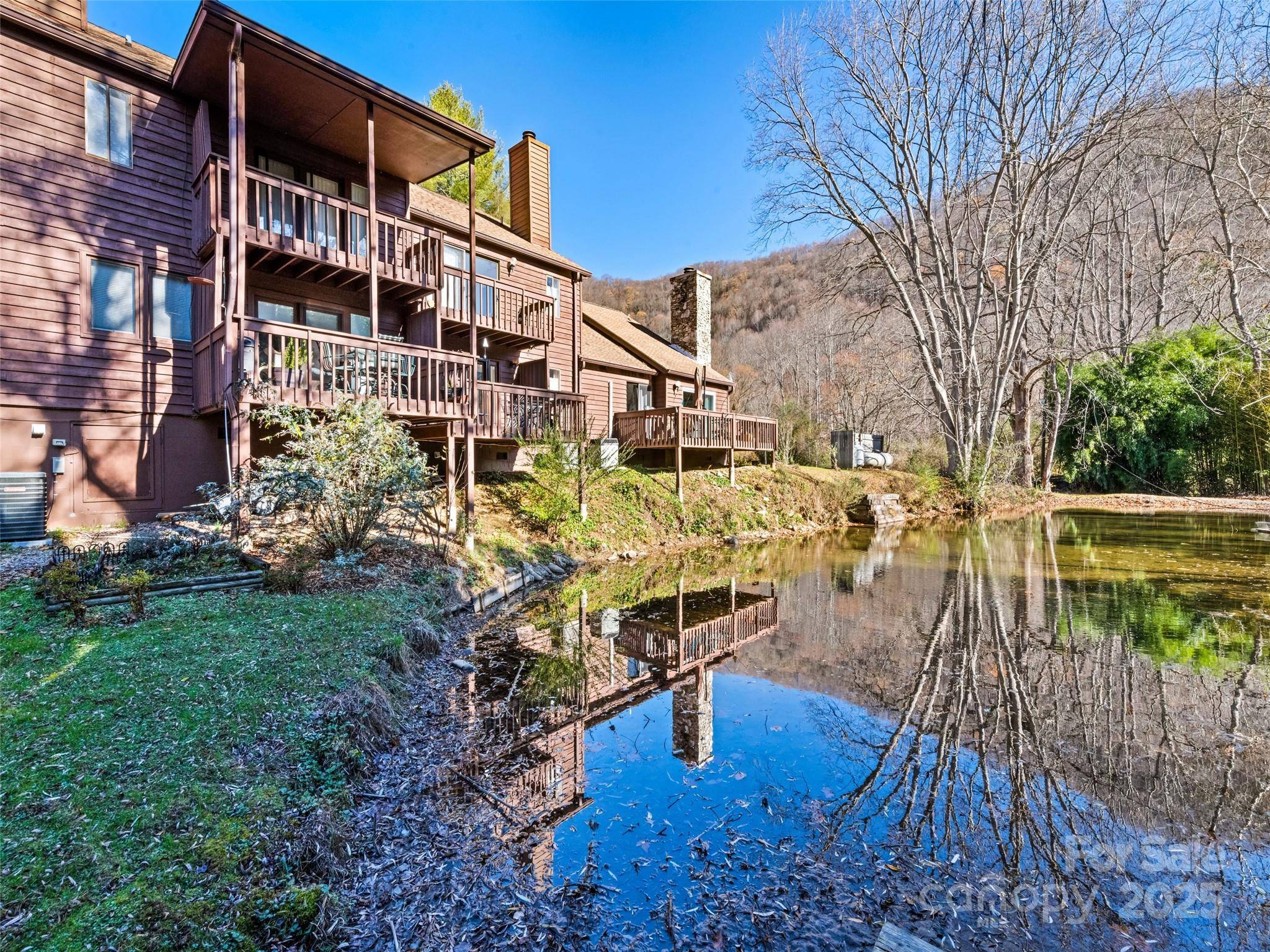 40 Meadows LN, Maggie Valley, NC 28751