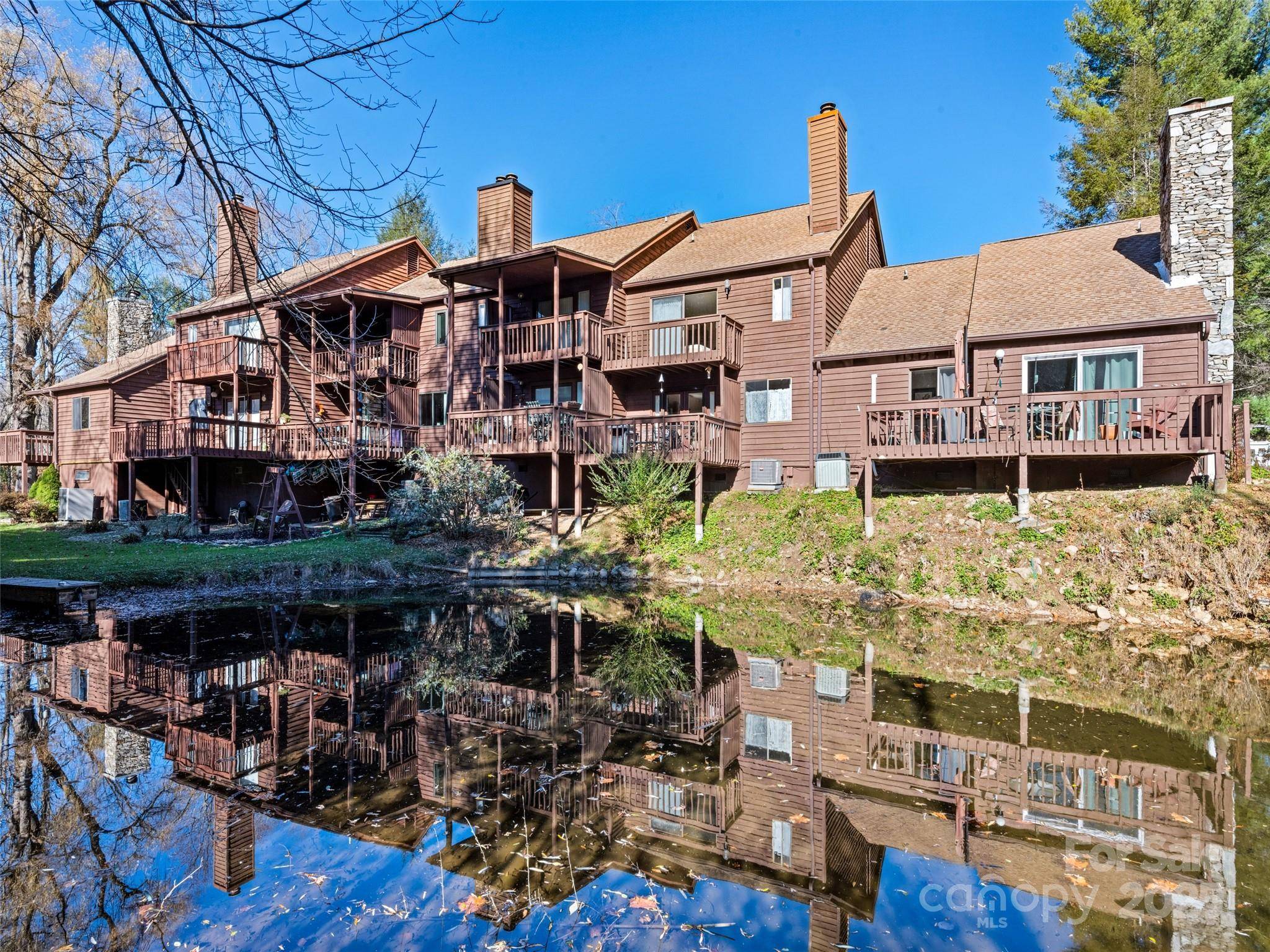 40 Meadows LN, Maggie Valley, NC 28751