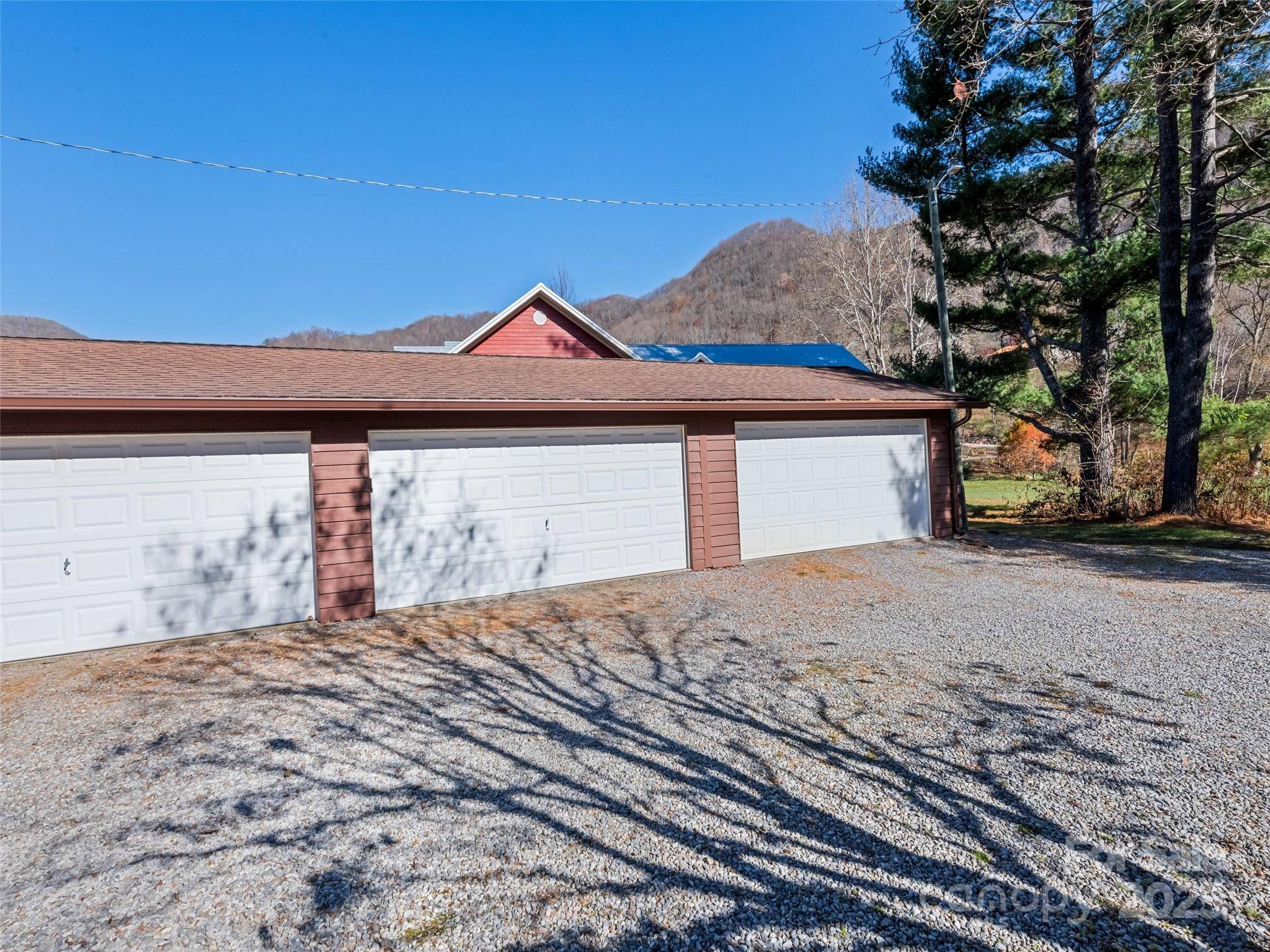 40 Meadows LN, Maggie Valley, NC 28751
