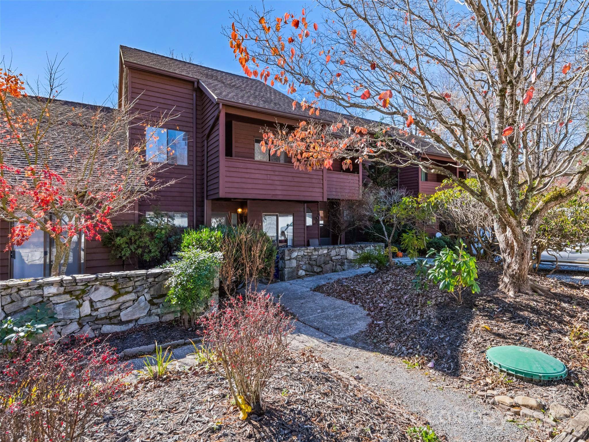 40 Meadows LN, Maggie Valley, NC 28751